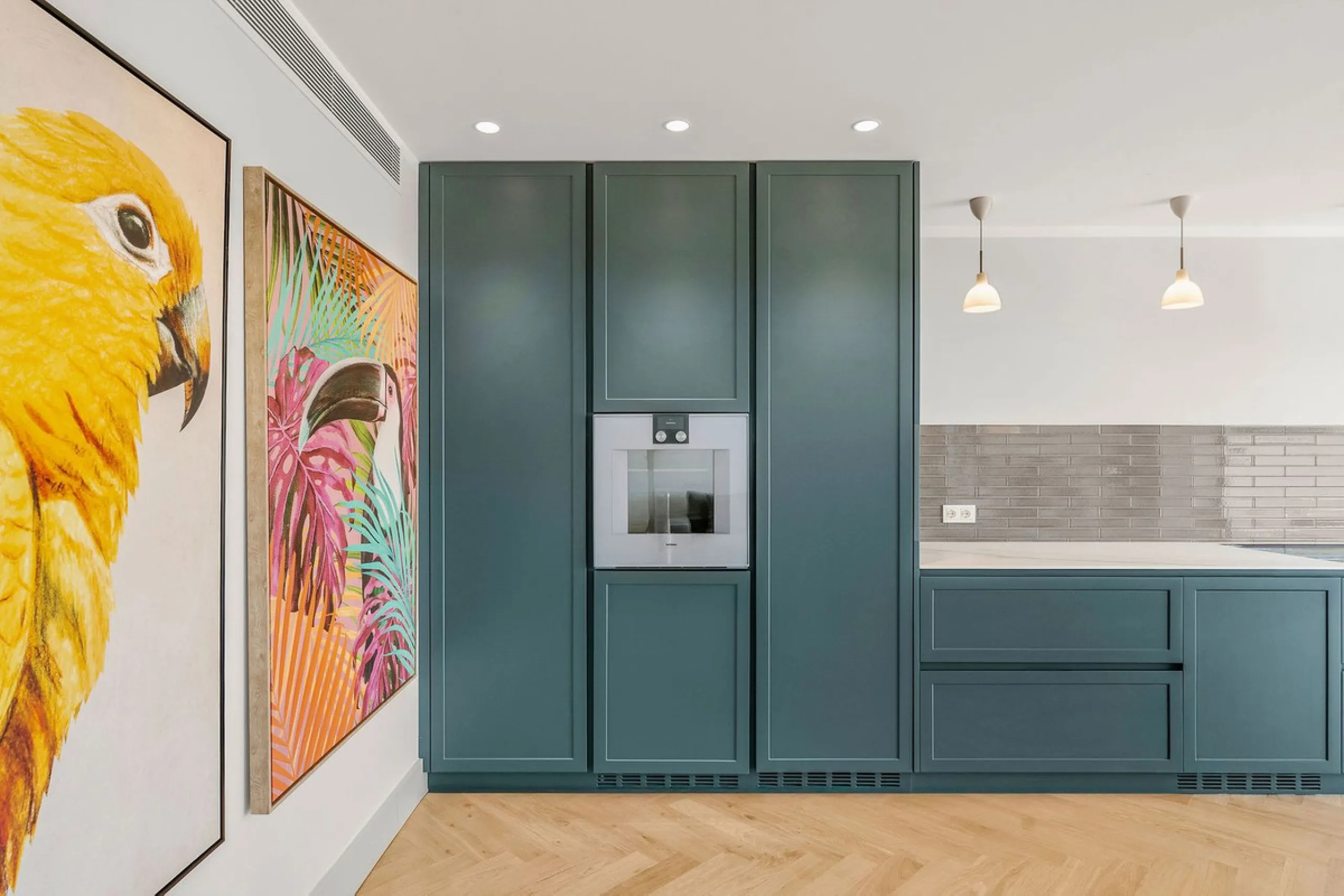 Welcome to this tastefully recently refurbished apartment in Placetes de Belvederes in Nueva Andalucia. As you enter you are greeted with a large open space with light and a feeling of a Loft Style property. All the materials have been carefully selected 