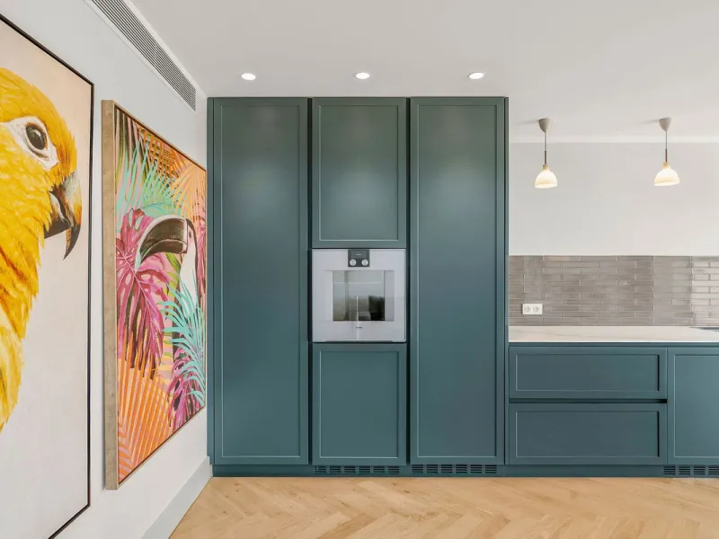 Welcome to this tastefully recently refurbished apartment in Placetes de Belvederes in Nueva Andalucia. As you enter you are greeted with a large open space with light and a feeling of a Loft Style property. All the materials have been carefully selected 