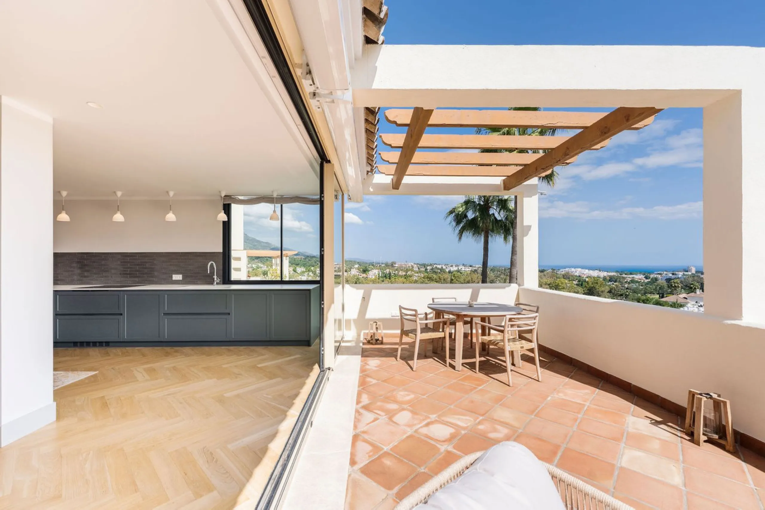 Welcome to this tastefully recently refurbished apartment in Placetes de Belvederes in Nueva Andalucia. As you enter you are greeted with a large open space with light and a feeling of a Loft Style property. All the materials have been carefully selected 