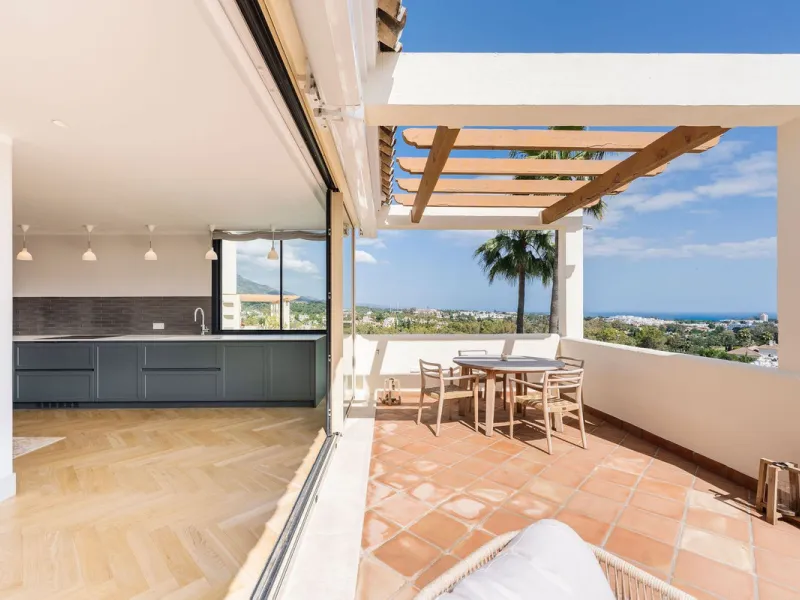 Welcome to this tastefully recently refurbished apartment in Placetes de Belvederes in Nueva Andalucia. As you enter you are greeted with a large open space with light and a feeling of a Loft Style property. All the materials have been carefully selected 