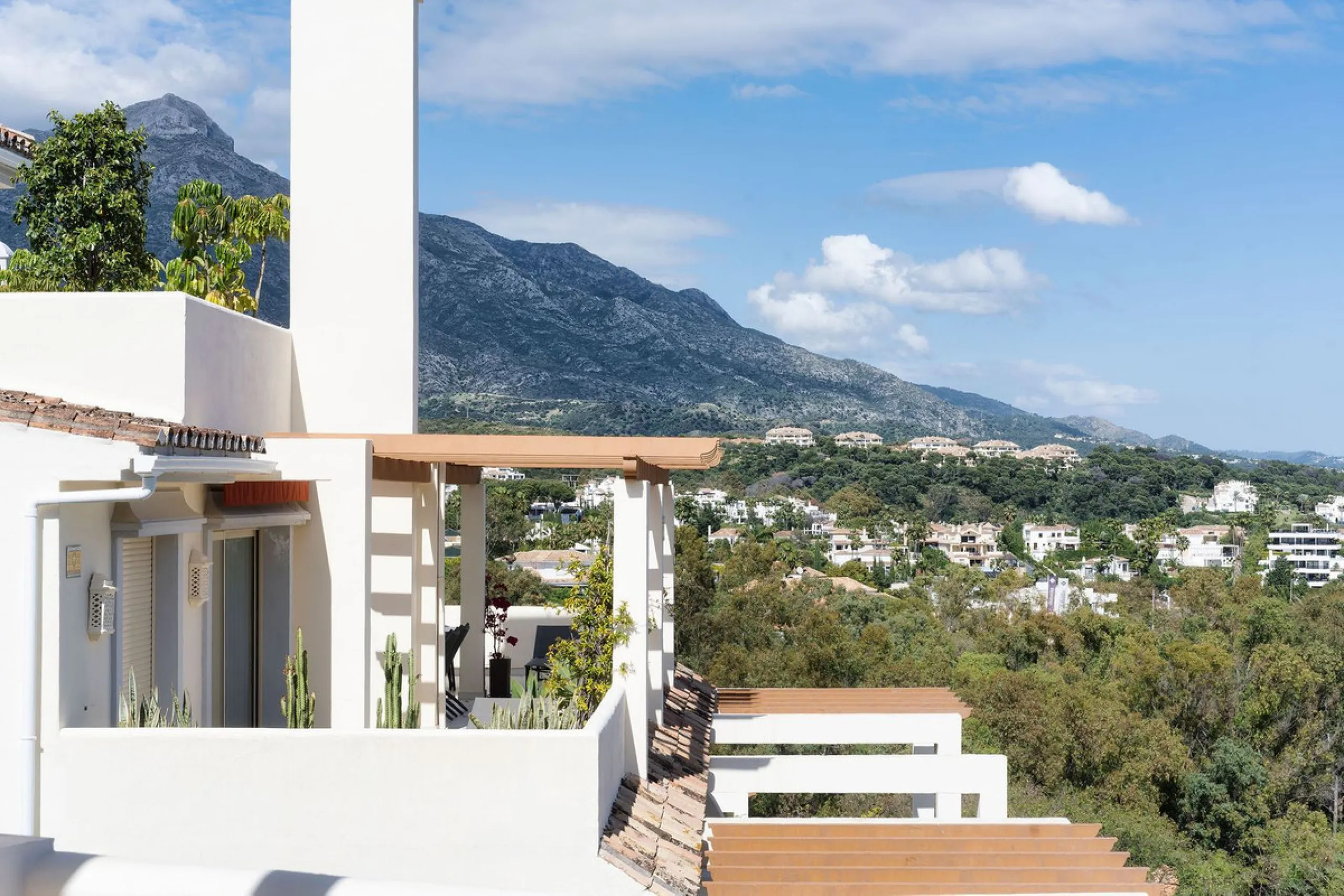 Welcome to this tastefully recently refurbished apartment in Placetes de Belvederes in Nueva Andalucia. As you enter you are greeted with a large open space with light and a feeling of a Loft Style property. All the materials have been carefully selected 