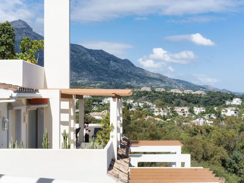 Welcome to this tastefully recently refurbished apartment in Placetes de Belvederes in Nueva Andalucia. As you enter you are greeted with a large open space with light and a feeling of a Loft Style property. All the materials have been carefully selected 