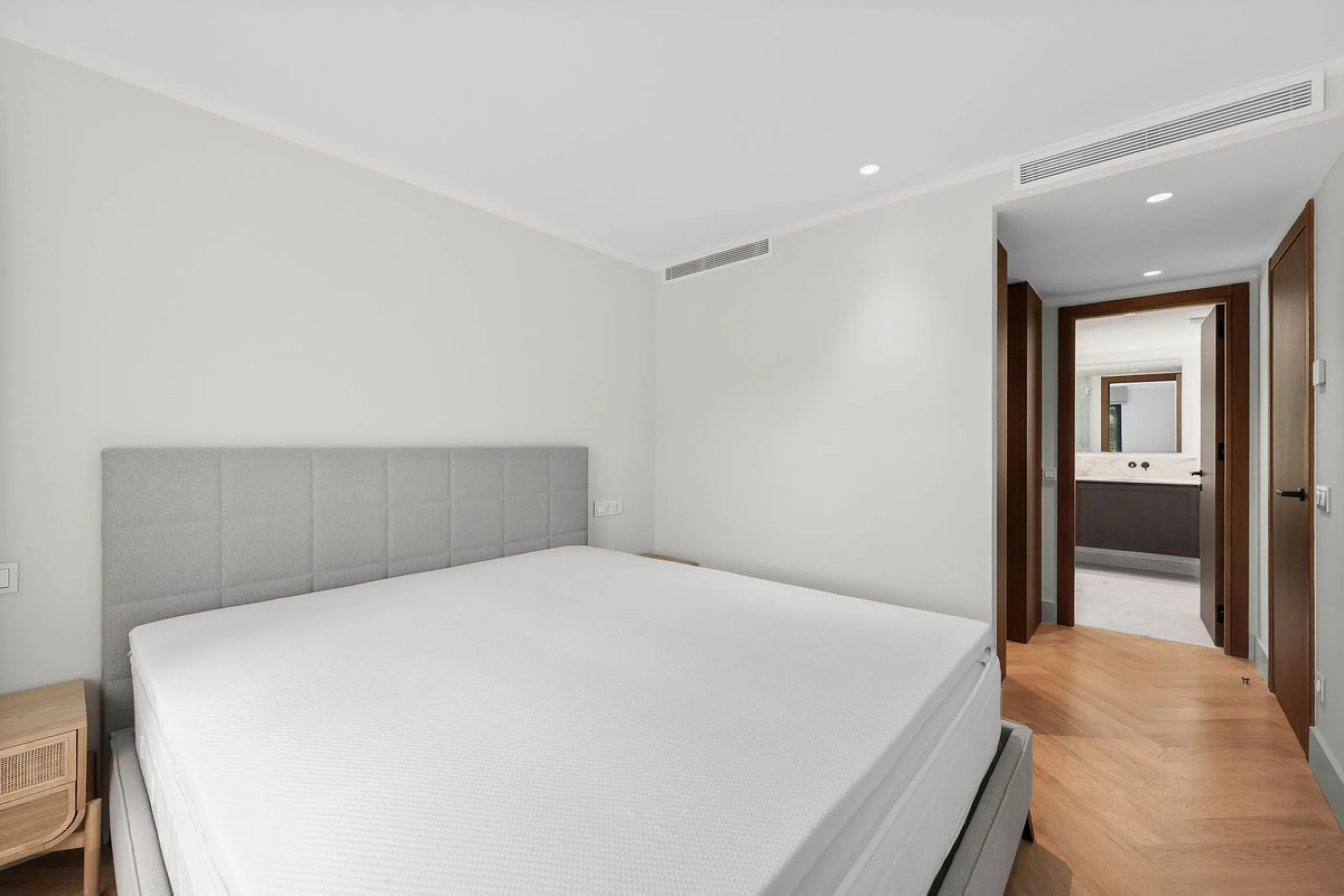 Welcome to this tastefully recently refurbished apartment in Placetes de Belvederes in Nueva Andalucia. As you enter you are greeted with a large open space with light and a feeling of a Loft Style property. All the materials have been carefully selected 