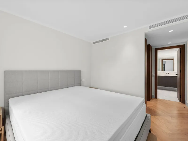 Welcome to this tastefully recently refurbished apartment in Placetes de Belvederes in Nueva Andalucia. As you enter you are greeted with a large open space with light and a feeling of a Loft Style property. All the materials have been carefully selected 