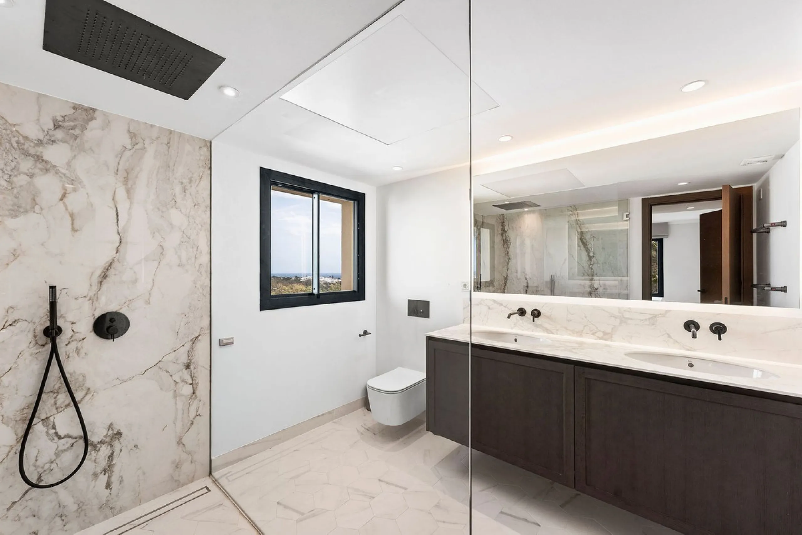 Welcome to this tastefully recently refurbished apartment in Placetes de Belvederes in Nueva Andalucia. As you enter you are greeted with a large open space with light and a feeling of a Loft Style property. All the materials have been carefully selected 