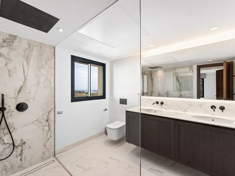 Welcome to this tastefully recently refurbished apartment in Placetes de Belvederes in Nueva Andalucia. As you enter you are greeted with a large open space with light and a feeling of a Loft Style property. All the materials have been carefully selected 