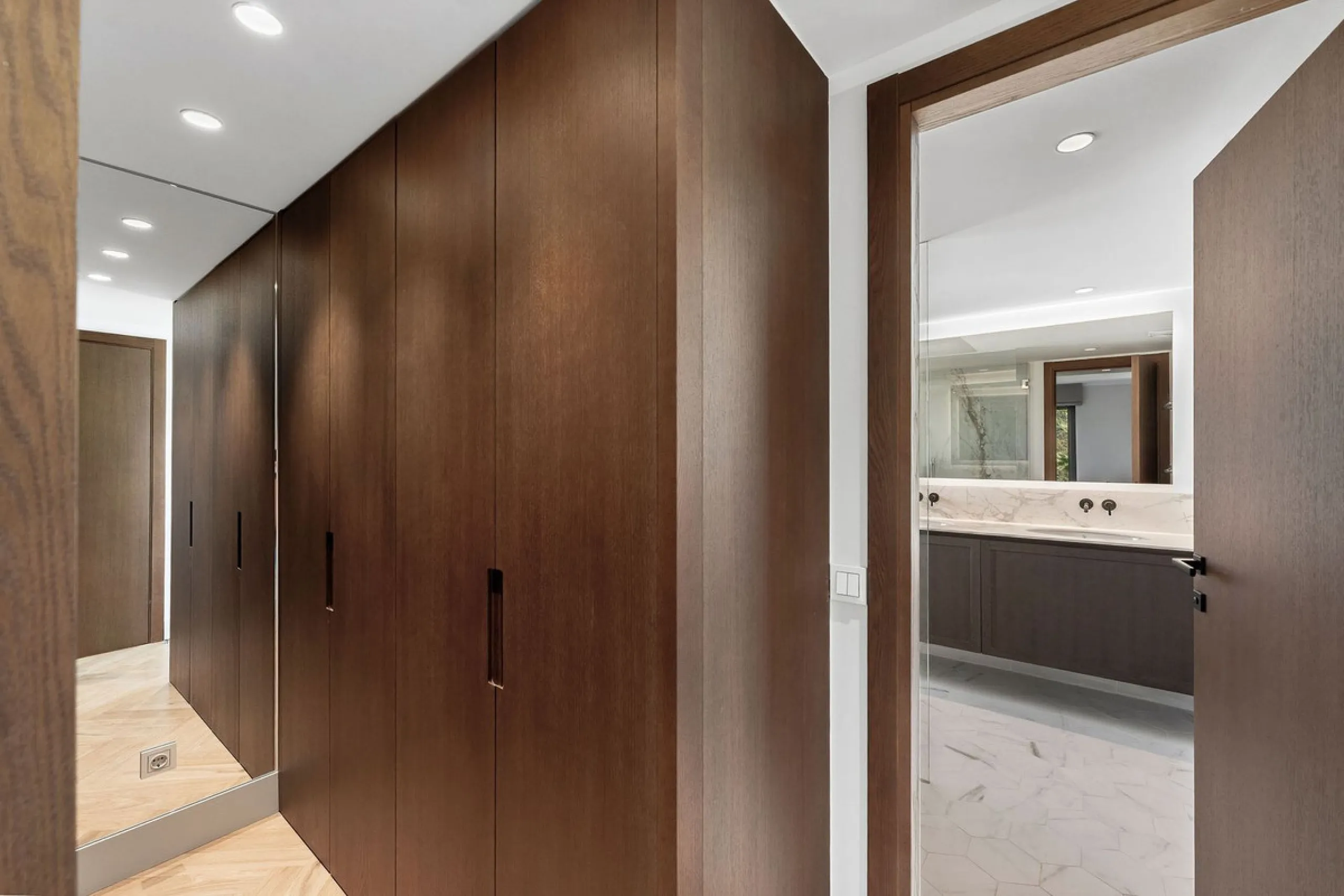 Welcome to this tastefully recently refurbished apartment in Placetes de Belvederes in Nueva Andalucia. As you enter you are greeted with a large open space with light and a feeling of a Loft Style property. All the materials have been carefully selected 