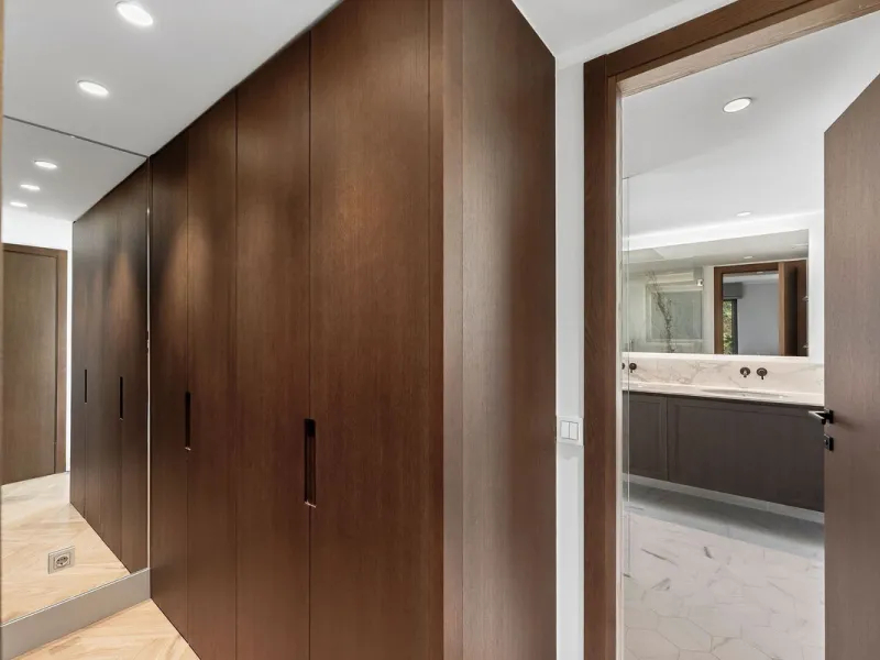 Welcome to this tastefully recently refurbished apartment in Placetes de Belvederes in Nueva Andalucia. As you enter you are greeted with a large open space with light and a feeling of a Loft Style property. All the materials have been carefully selected 