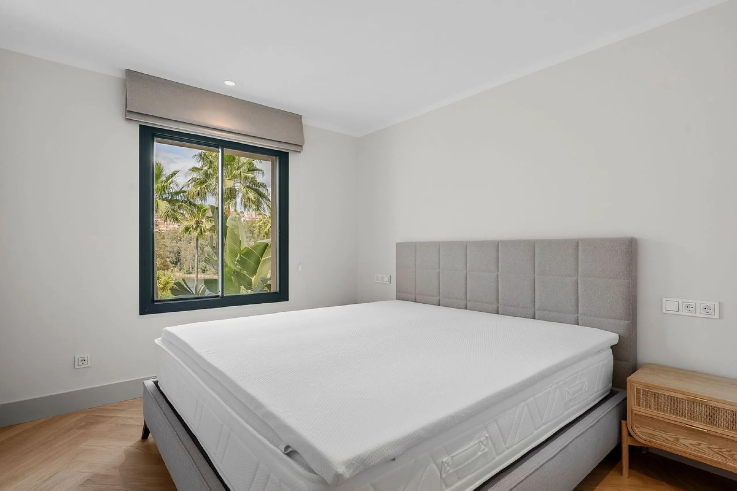 Welcome to this tastefully recently refurbished apartment in Placetes de Belvederes in Nueva Andalucia. As you enter you are greeted with a large open space with light and a feeling of a Loft Style property. All the materials have been carefully selected 