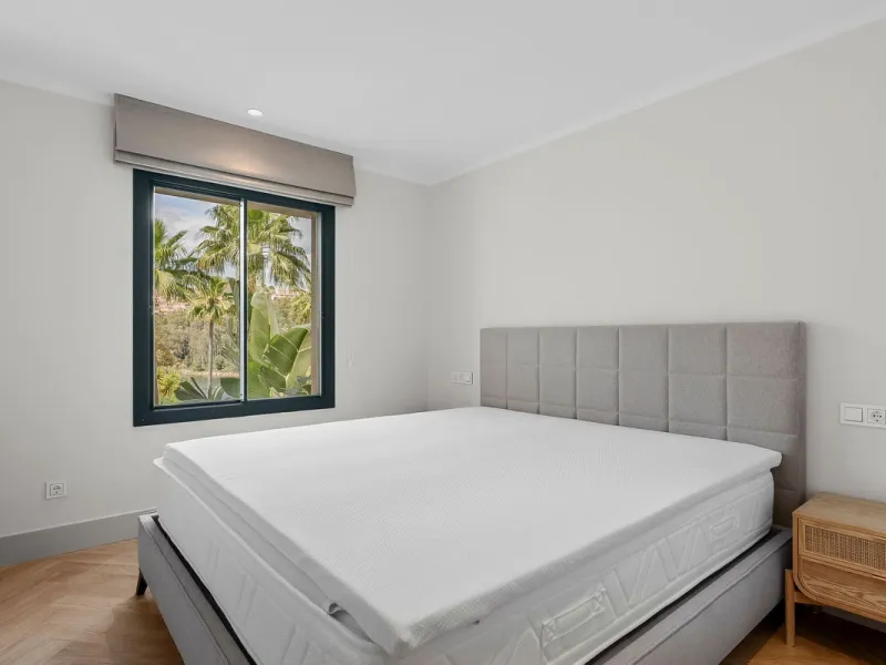 Welcome to this tastefully recently refurbished apartment in Placetes de Belvederes in Nueva Andalucia. As you enter you are greeted with a large open space with light and a feeling of a Loft Style property. All the materials have been carefully selected 