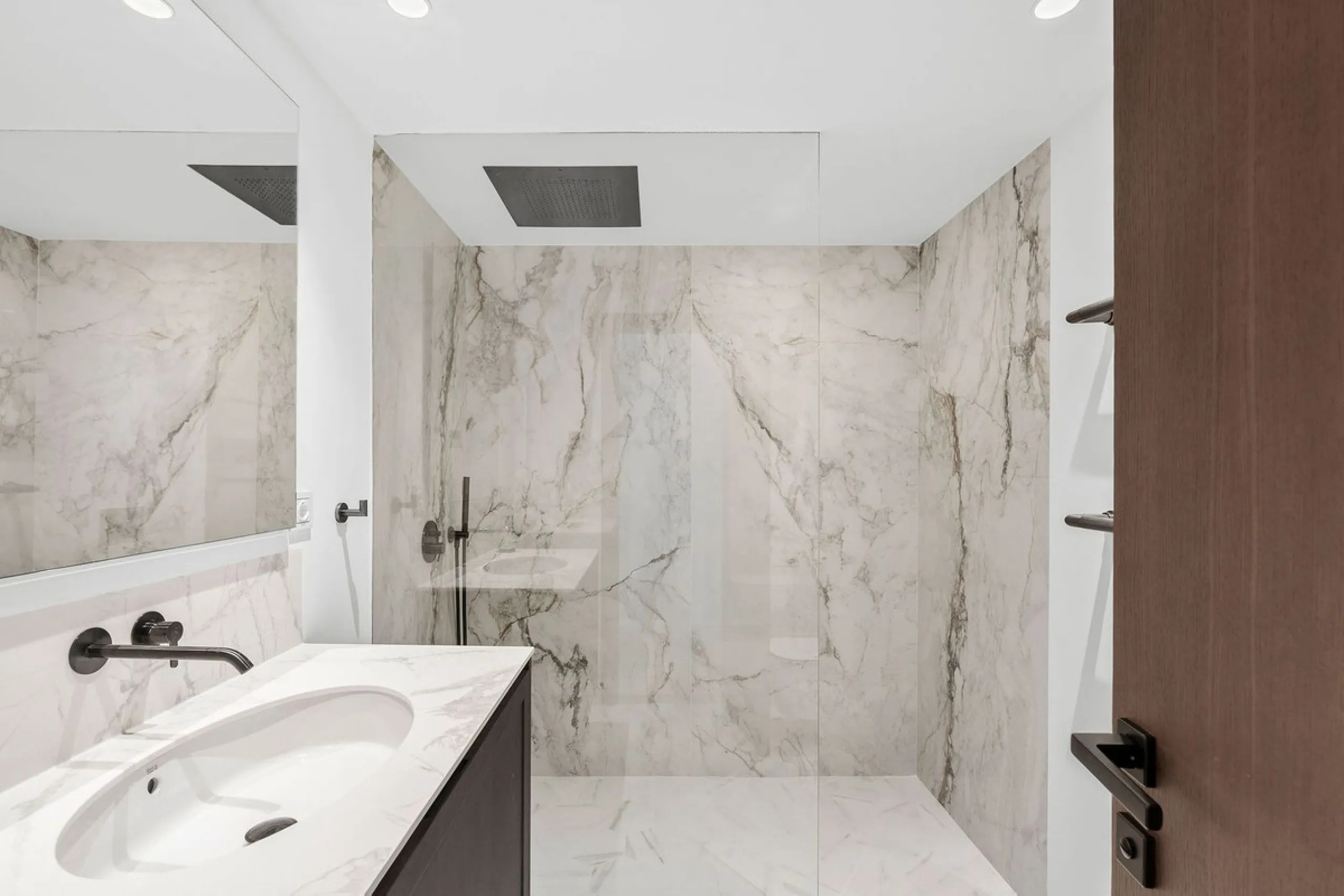 Welcome to this tastefully recently refurbished apartment in Placetes de Belvederes in Nueva Andalucia. As you enter you are greeted with a large open space with light and a feeling of a Loft Style property. All the materials have been carefully selected 