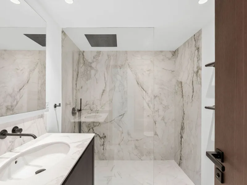 Welcome to this tastefully recently refurbished apartment in Placetes de Belvederes in Nueva Andalucia. As you enter you are greeted with a large open space with light and a feeling of a Loft Style property. All the materials have been carefully selected 