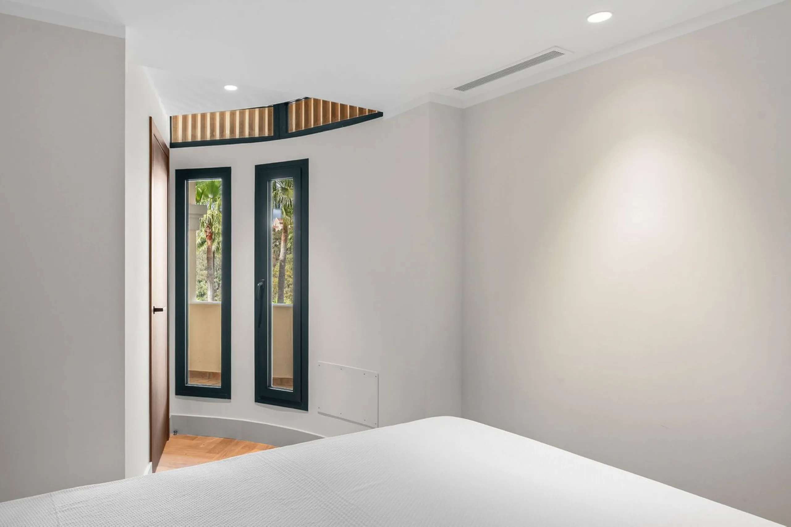 Welcome to this tastefully recently refurbished apartment in Placetes de Belvederes in Nueva Andalucia. As you enter you are greeted with a large open space with light and a feeling of a Loft Style property. All the materials have been carefully selected 