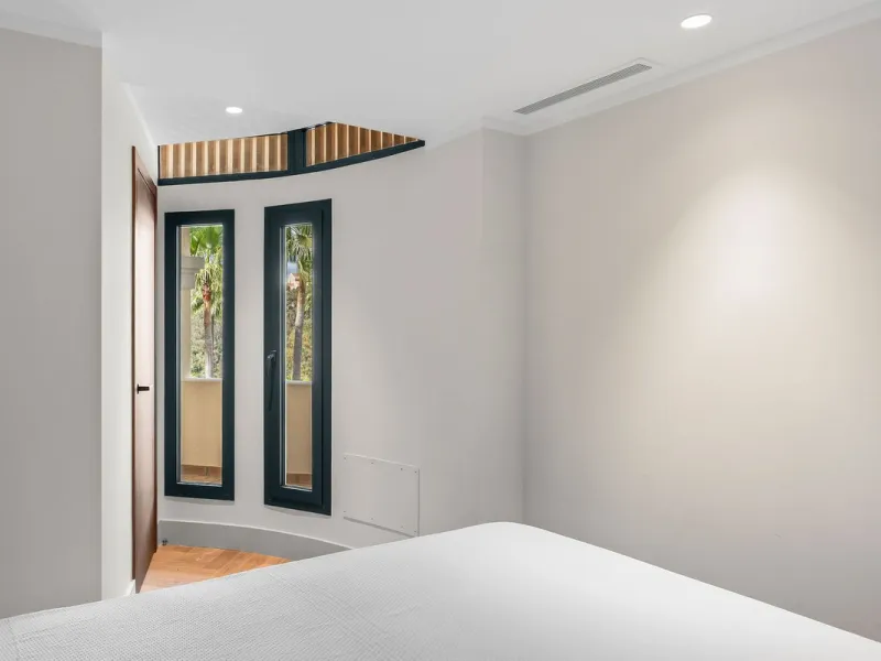 Welcome to this tastefully recently refurbished apartment in Placetes de Belvederes in Nueva Andalucia. As you enter you are greeted with a large open space with light and a feeling of a Loft Style property. All the materials have been carefully selected 