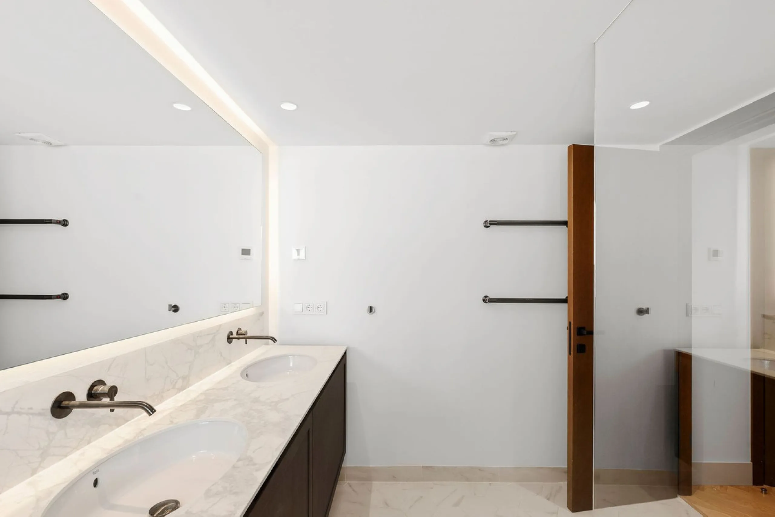 Welcome to this tastefully recently refurbished apartment in Placetes de Belvederes in Nueva Andalucia. As you enter you are greeted with a large open space with light and a feeling of a Loft Style property. All the materials have been carefully selected 