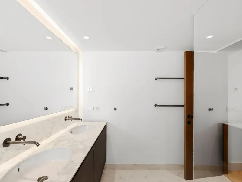 Welcome to this tastefully recently refurbished apartment in Placetes de Belvederes in Nueva Andalucia. As you enter you are greeted with a large open space with light and a feeling of a Loft Style property. All the materials have been carefully selected 