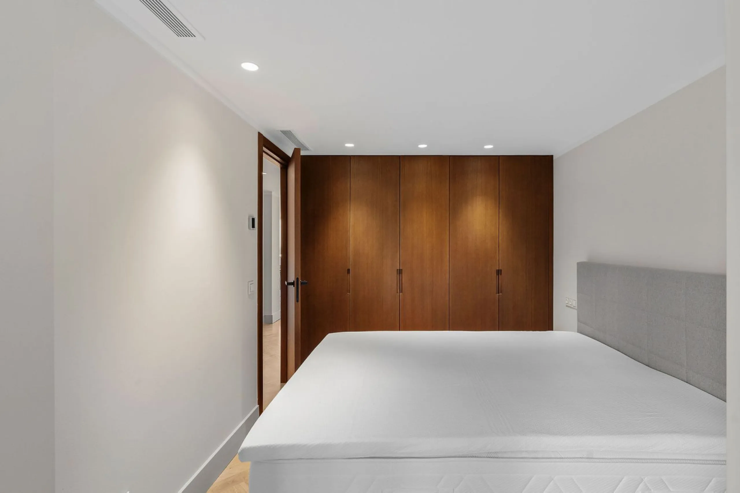 Welcome to this tastefully recently refurbished apartment in Placetes de Belvederes in Nueva Andalucia. As you enter you are greeted with a large open space with light and a feeling of a Loft Style property. All the materials have been carefully selected 