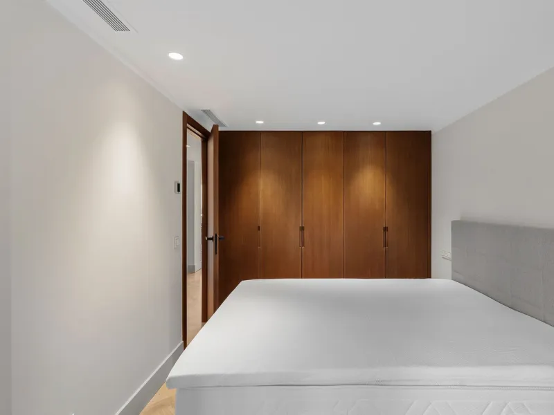 Welcome to this tastefully recently refurbished apartment in Placetes de Belvederes in Nueva Andalucia. As you enter you are greeted with a large open space with light and a feeling of a Loft Style property. All the materials have been carefully selected 