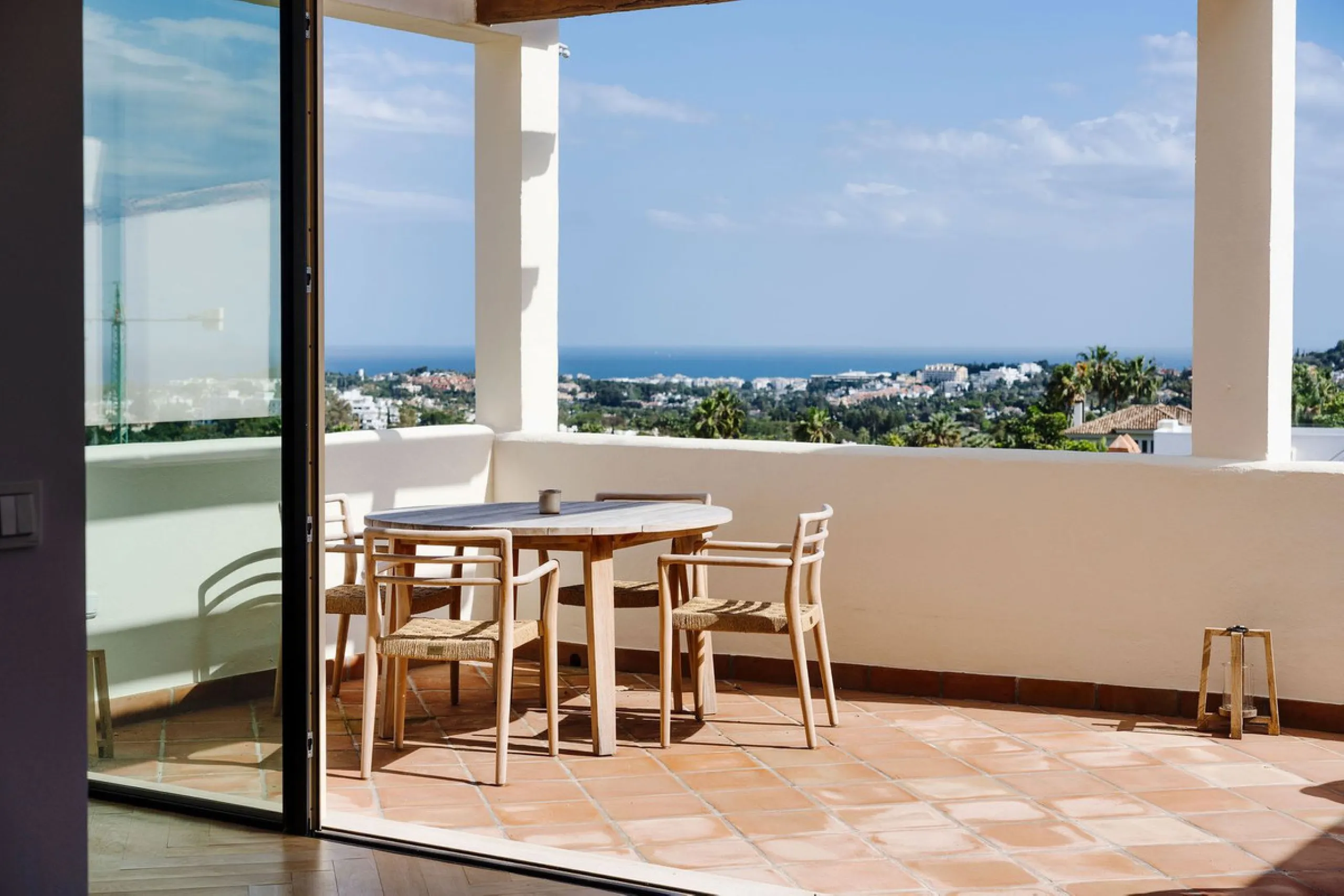Welcome to this tastefully recently refurbished apartment in Placetes de Belvederes in Nueva Andalucia. As you enter you are greeted with a large open space with light and a feeling of a Loft Style property. All the materials have been carefully selected 