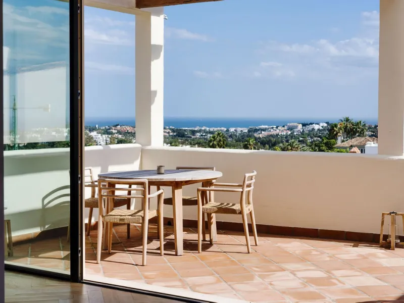 Welcome to this tastefully recently refurbished apartment in Placetes de Belvederes in Nueva Andalucia. As you enter you are greeted with a large open space with light and a feeling of a Loft Style property. All the materials have been carefully selected 