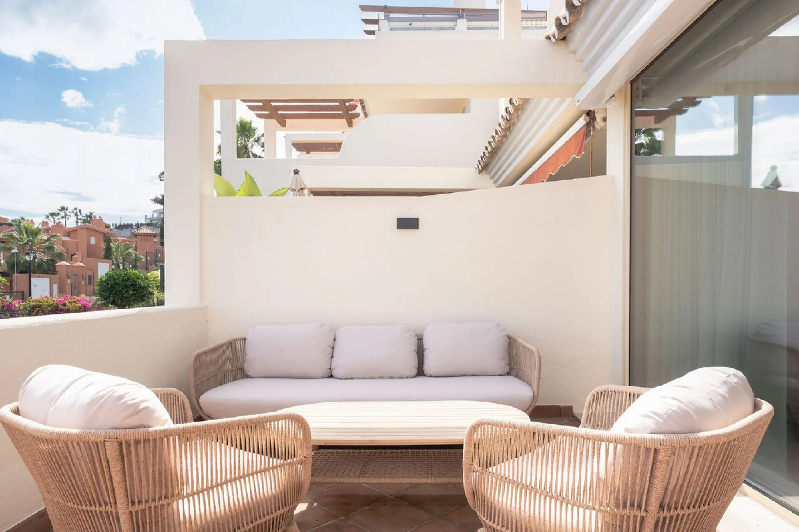 Welcome to this tastefully recently refurbished apartment in Placetes de Belvederes in Nueva Andalucia. As you enter you are greeted with a large open space with light and a feeling of a Loft Style property. All the materials have been carefully selected 