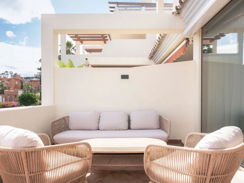 Welcome to this tastefully recently refurbished apartment in Placetes de Belvederes in Nueva Andalucia. As you enter you are greeted with a large open space with light and a feeling of a Loft Style property. All the materials have been carefully selected 