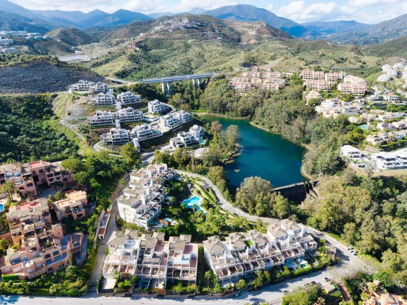 Welcome to this tastefully recently refurbished apartment in Placetes de Belvederes in Nueva Andalucia. As you enter you are greeted with a large open space with light and a feeling of a Loft Style property. All the materials have been carefully selected 