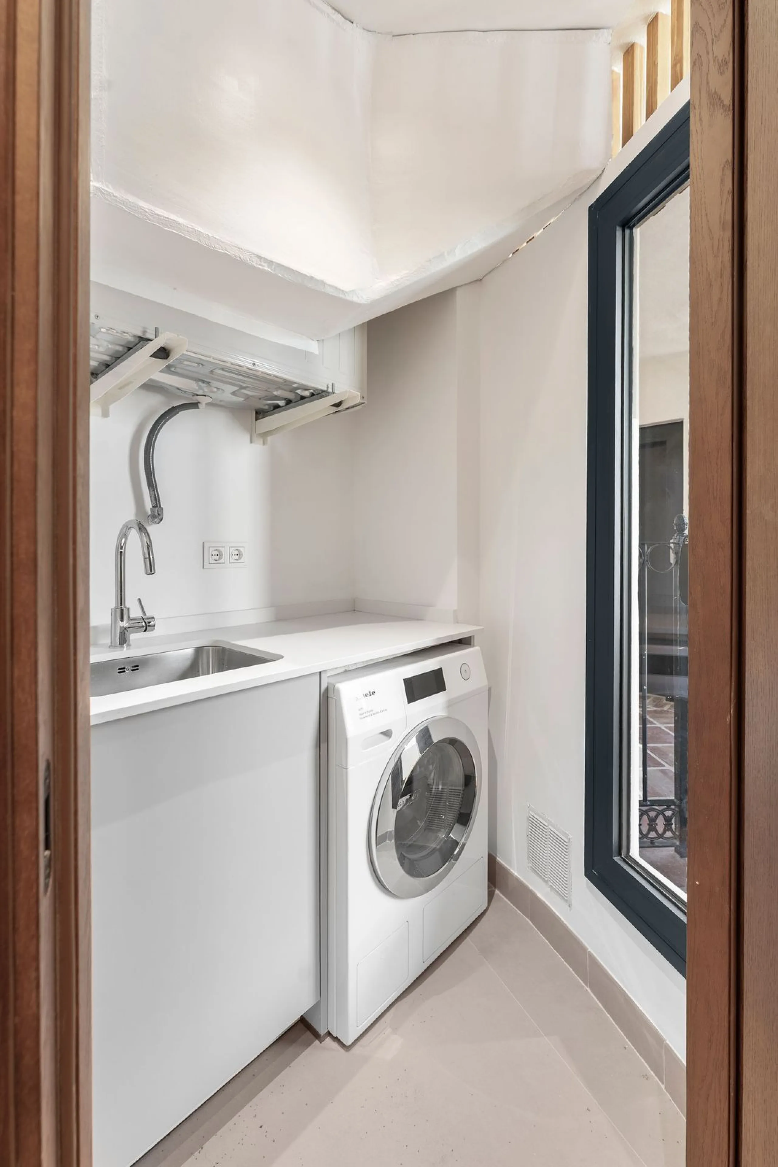 Welcome to this tastefully recently refurbished apartment in Placetes de Belvederes in Nueva Andalucia. As you enter you are greeted with a large open space with light and a feeling of a Loft Style property. All the materials have been carefully selected 