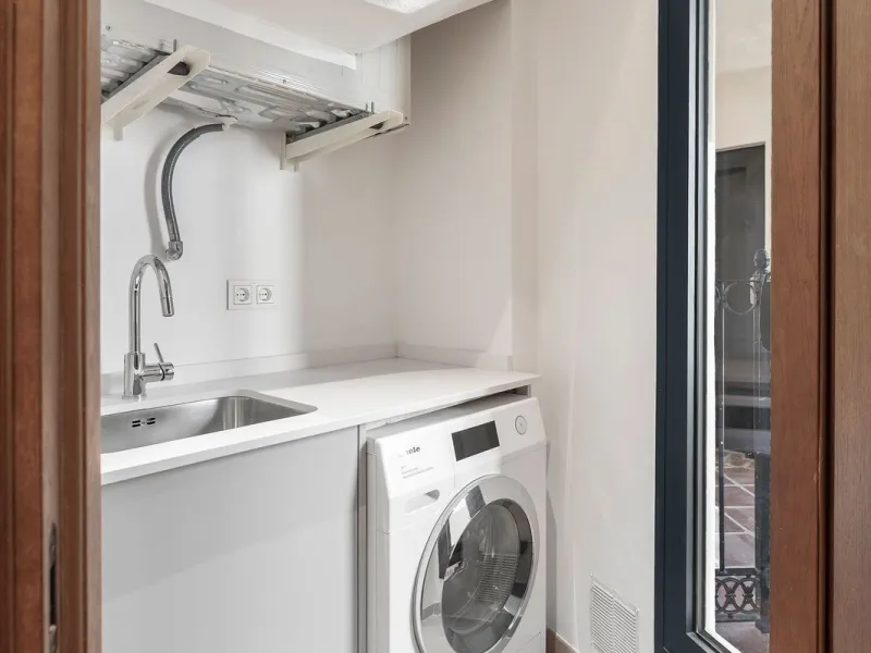 Welcome to this tastefully recently refurbished apartment in Placetes de Belvederes in Nueva Andalucia. As you enter you are greeted with a large open space with light and a feeling of a Loft Style property. All the materials have been carefully selected 