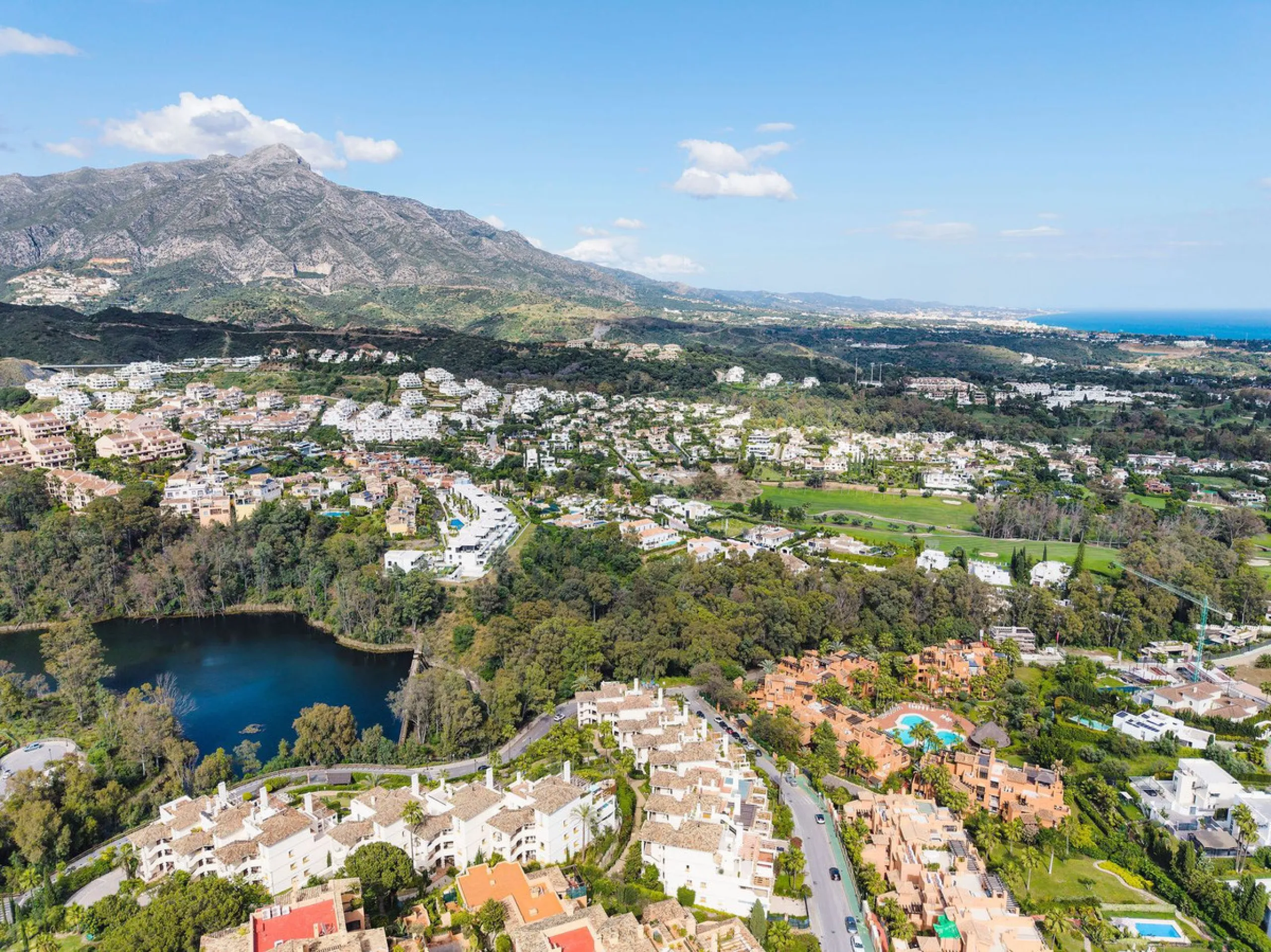 Welcome to this tastefully recently refurbished apartment in Placetes de Belvederes in Nueva Andalucia. As you enter you are greeted with a large open space with light and a feeling of a Loft Style property. All the materials have been carefully selected 