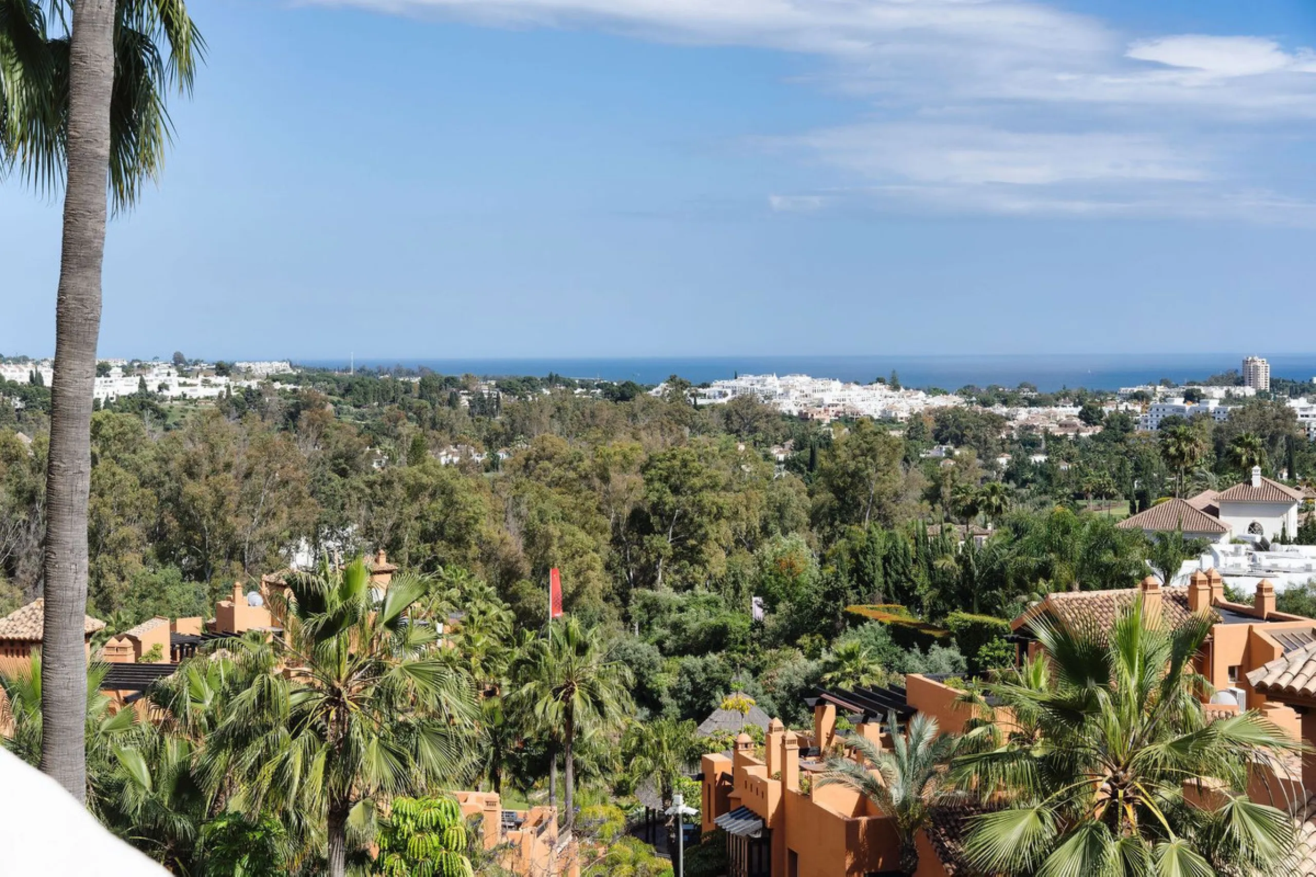 Welcome to this tastefully recently refurbished apartment in Placetes de Belvederes in Nueva Andalucia. As you enter you are greeted with a large open space with light and a feeling of a Loft Style property. All the materials have been carefully selected 