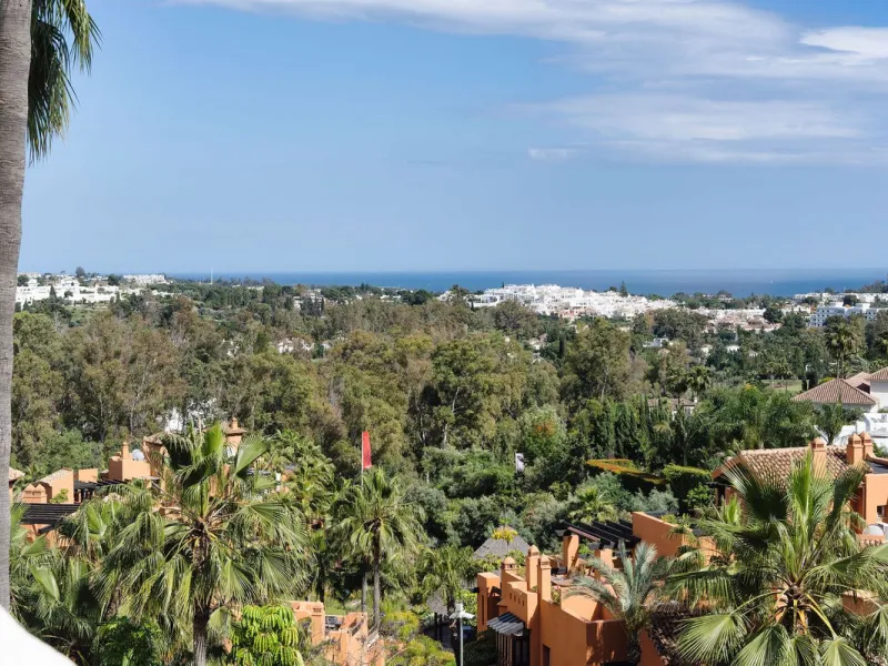 Welcome to this tastefully recently refurbished apartment in Placetes de Belvederes in Nueva Andalucia. As you enter you are greeted with a large open space with light and a feeling of a Loft Style property. All the materials have been carefully selected 