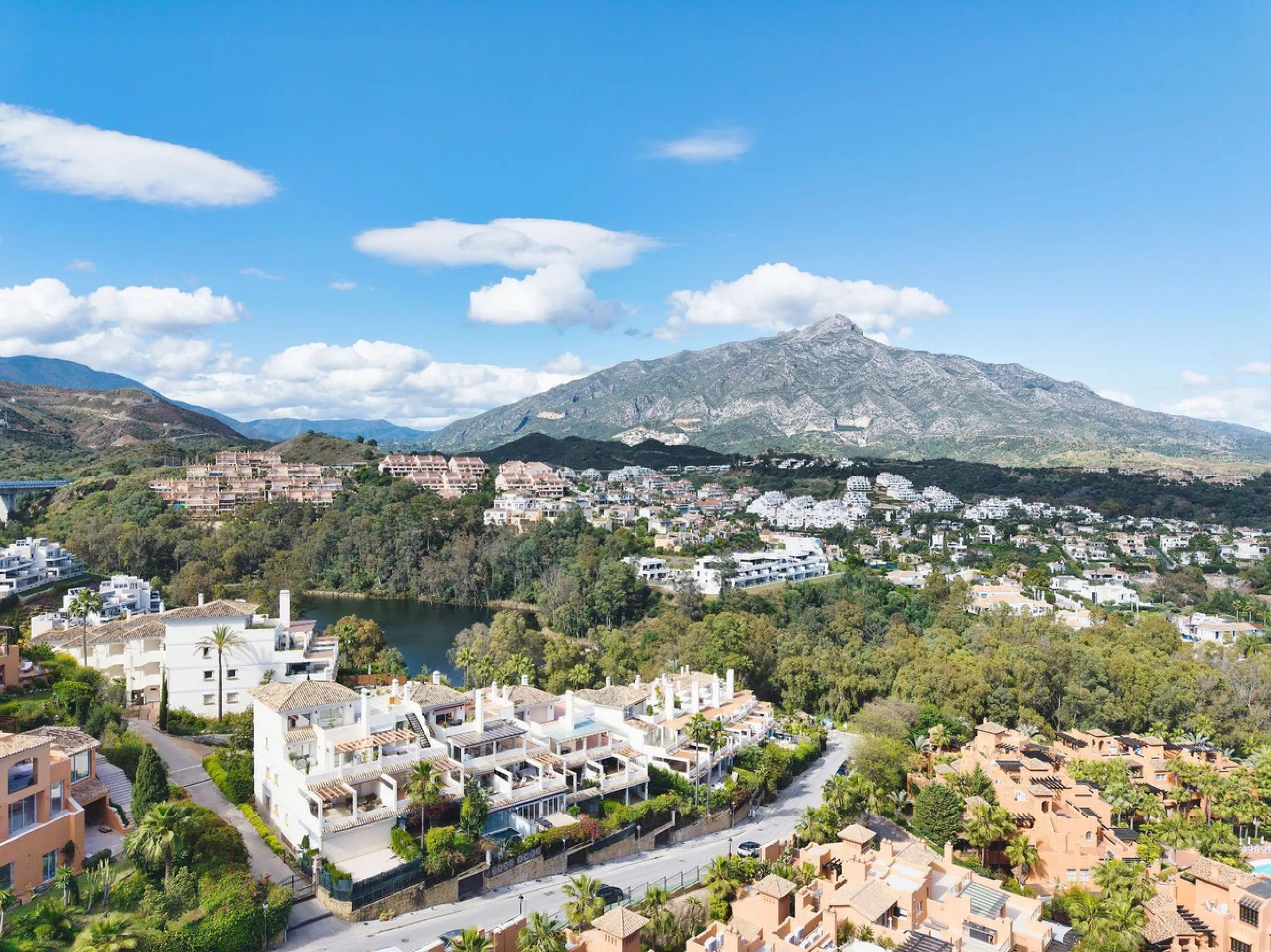 Welcome to this tastefully recently refurbished apartment in Placetes de Belvederes in Nueva Andalucia. As you enter you are greeted with a large open space with light and a feeling of a Loft Style property. All the materials have been carefully selected 