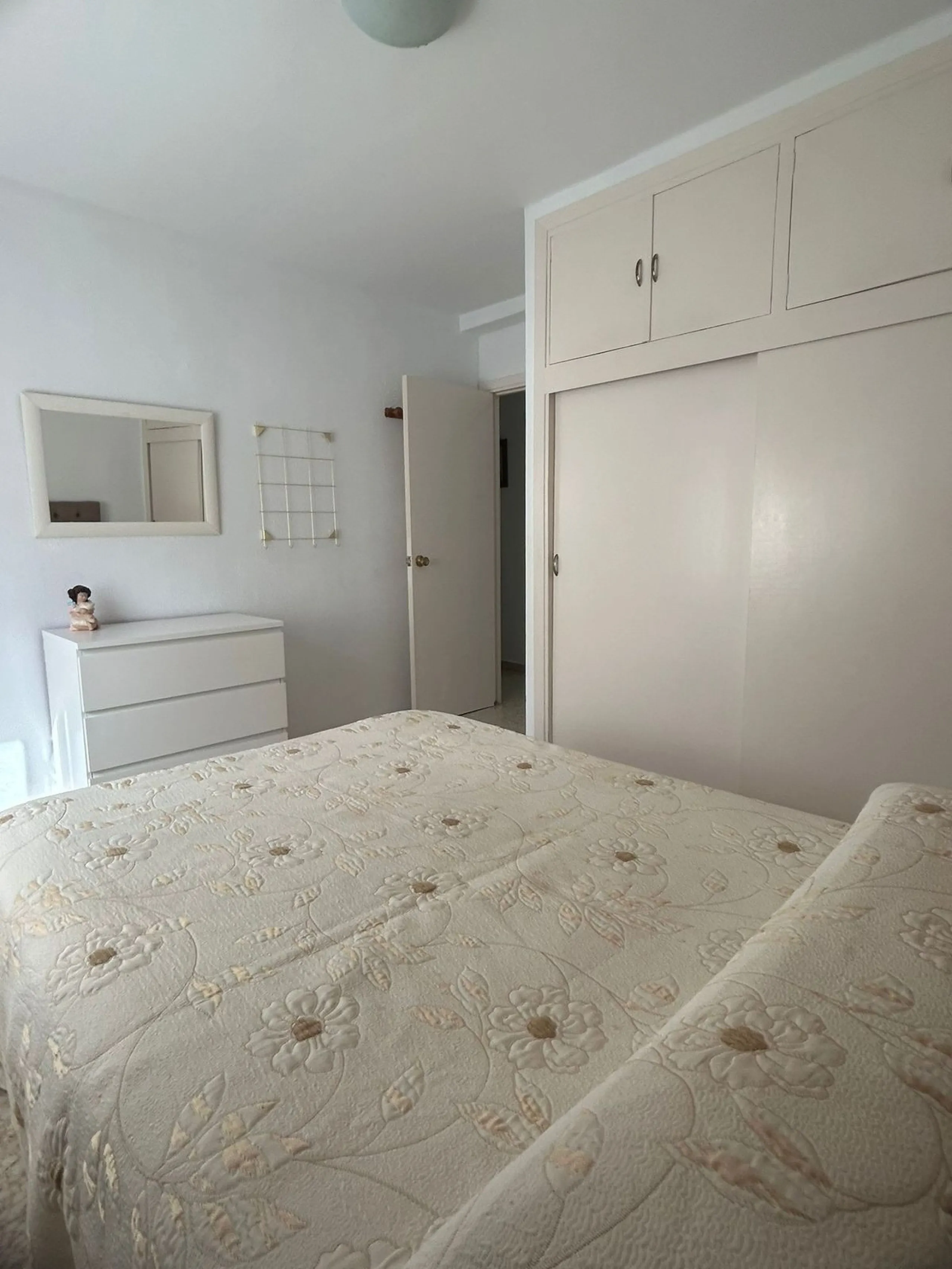 Discover your new home in Estepona! This wonderful apartment in the Tres Banderas development is the perfect opportunity to enjoy life near the beach. Just a five-minute walk from the coast, this bright first-floor apartment features four spacious bedroom