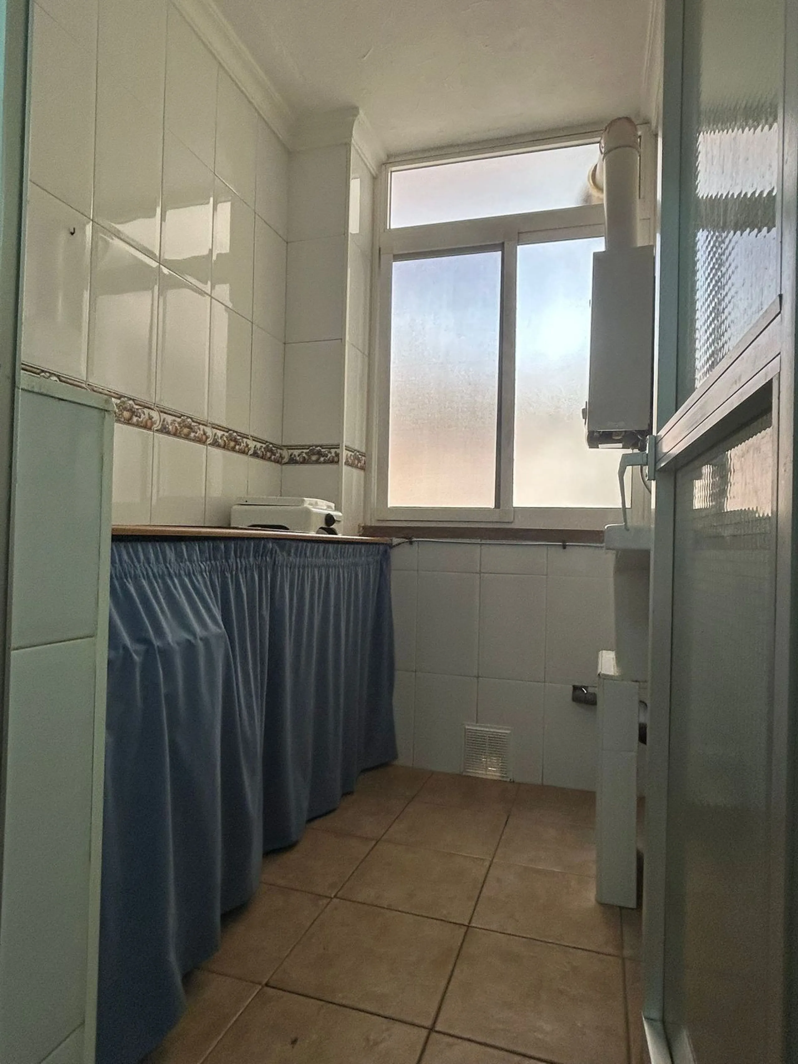 Discover your new home in Estepona! This wonderful apartment in the Tres Banderas development is the perfect opportunity to enjoy life near the beach. Just a five-minute walk from the coast, this bright first-floor apartment features four spacious bedroom
