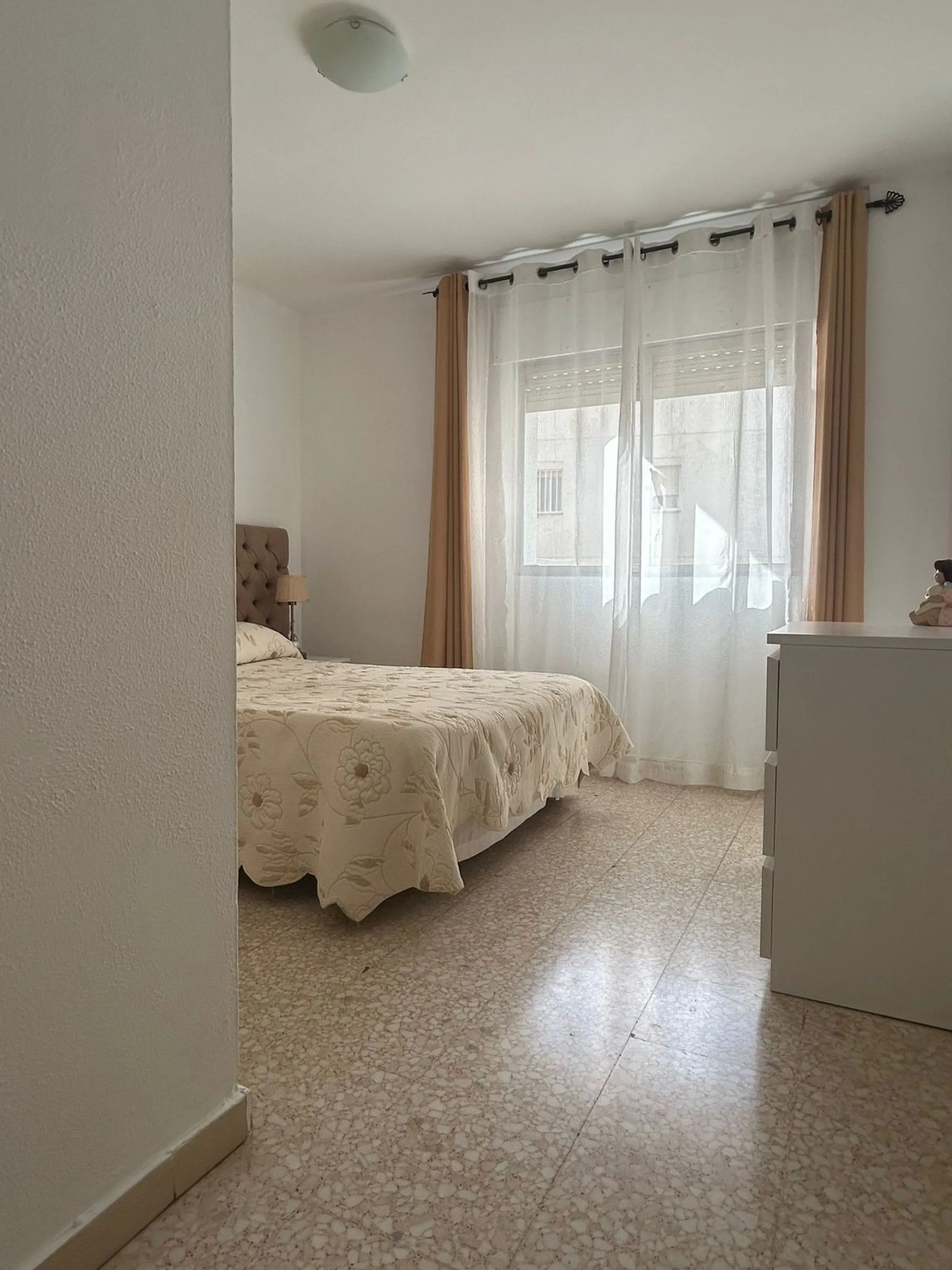 Discover your new home in Estepona! This wonderful apartment in the Tres Banderas development is the perfect opportunity to enjoy life near the beach. Just a five-minute walk from the coast, this bright first-floor apartment features four spacious bedroom