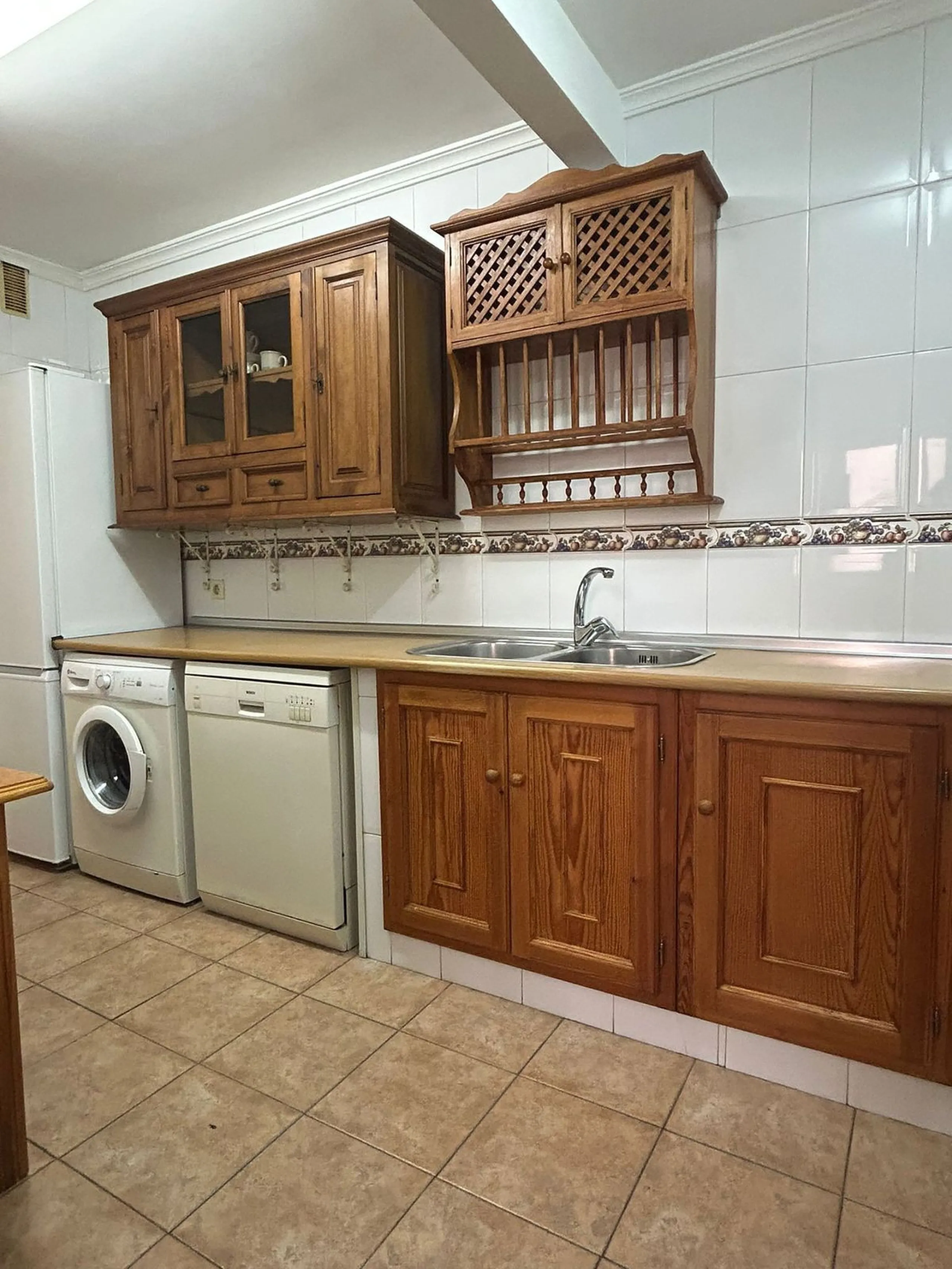Discover your new home in Estepona! This wonderful apartment in the Tres Banderas development is the perfect opportunity to enjoy life near the beach. Just a five-minute walk from the coast, this bright first-floor apartment features four spacious bedroom