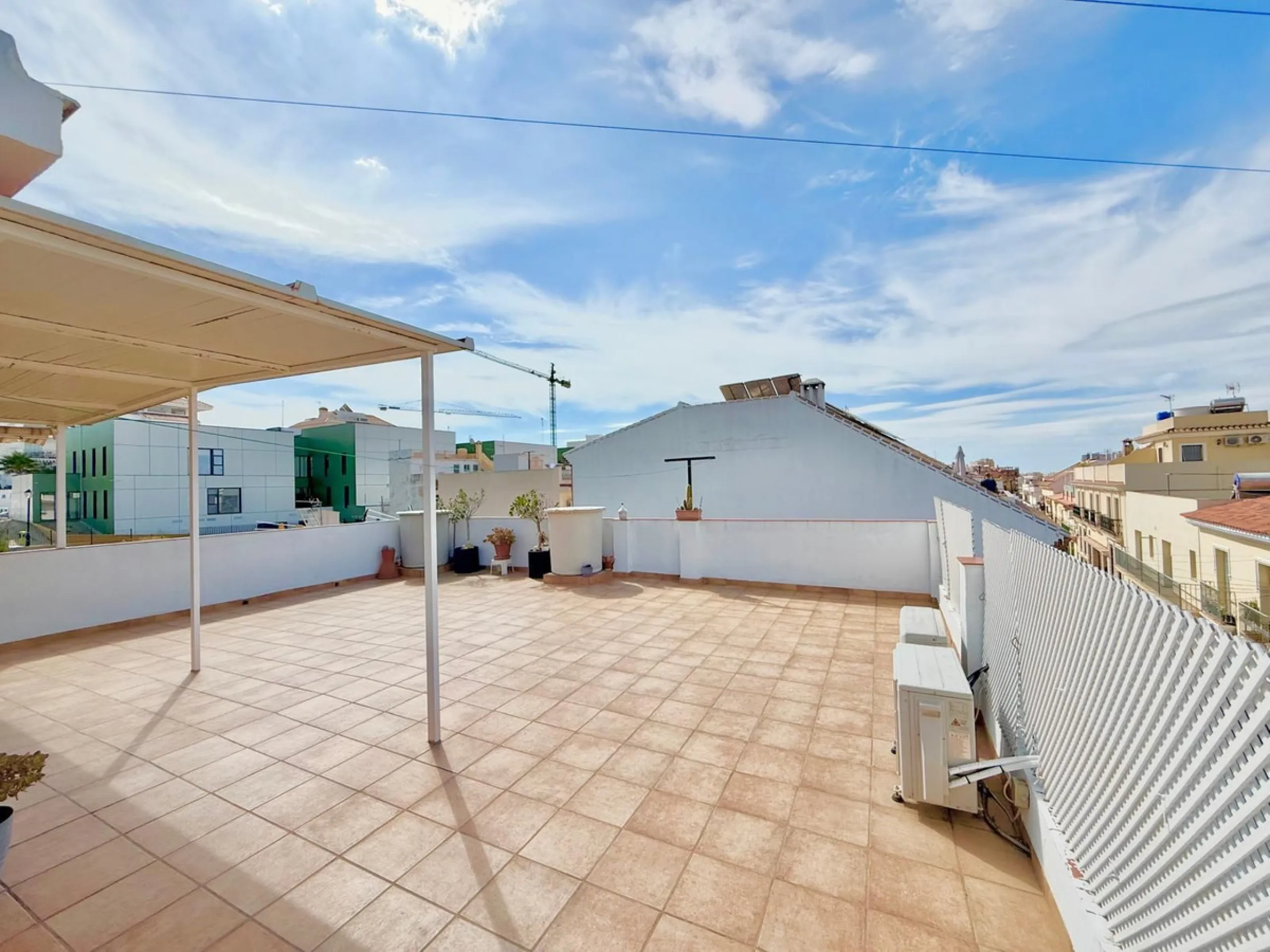 House - Townhouse в продаже в Fuengirola, Málaga. В доме 3 спален и 1 ванных комнат. Площадь дома 103 м²