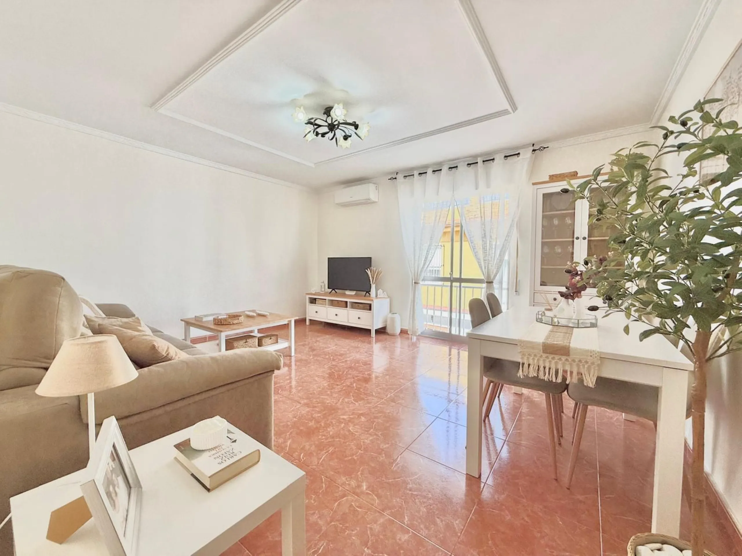 House - Townhouse в продаже в Fuengirola, Málaga. В доме 3 спален и 1 ванных комнат. Площадь дома 103 м²
