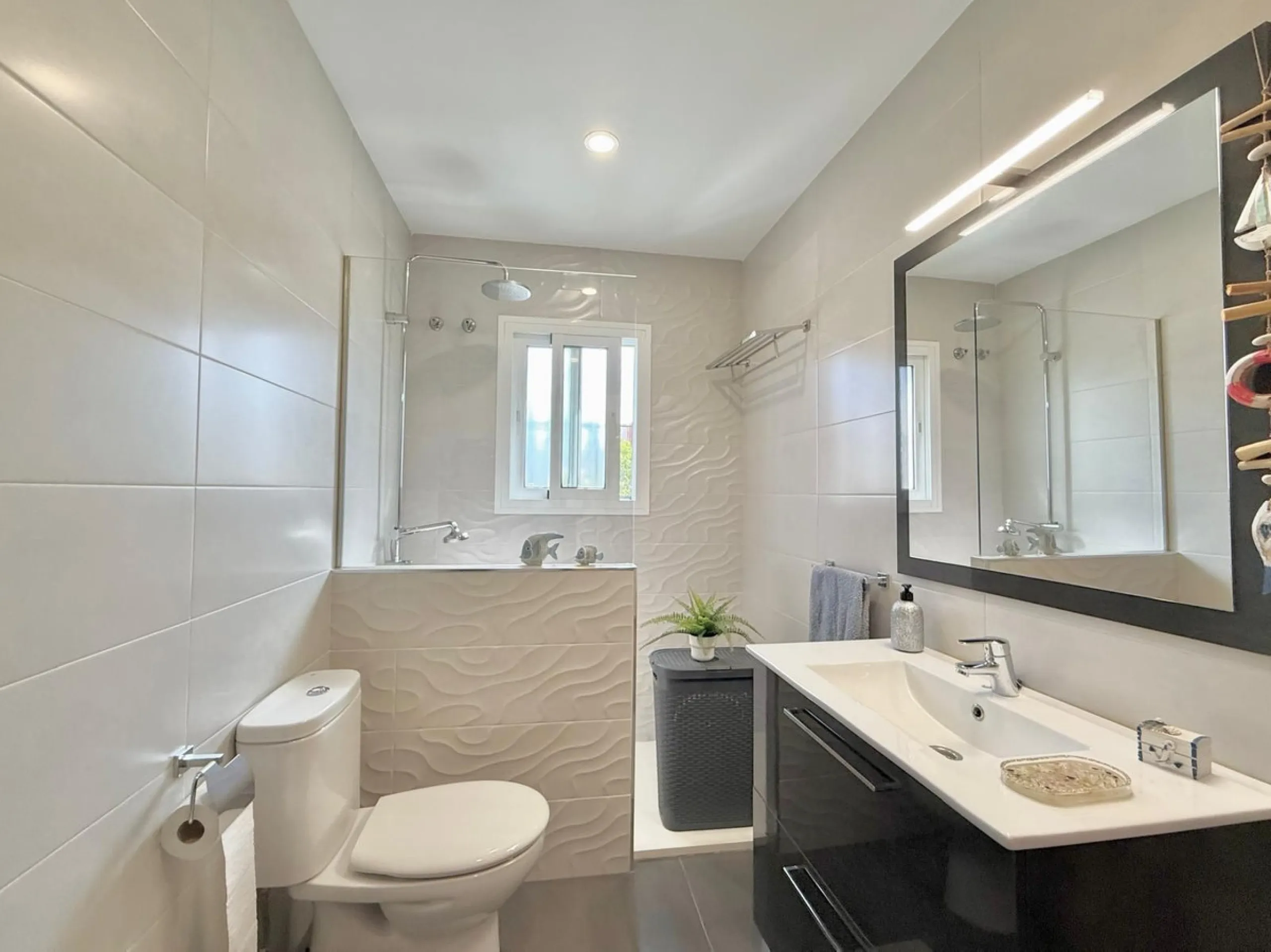 House - Townhouse в продаже в Fuengirola, Málaga. В доме 3 спален и 1 ванных комнат. Площадь дома 103 м²