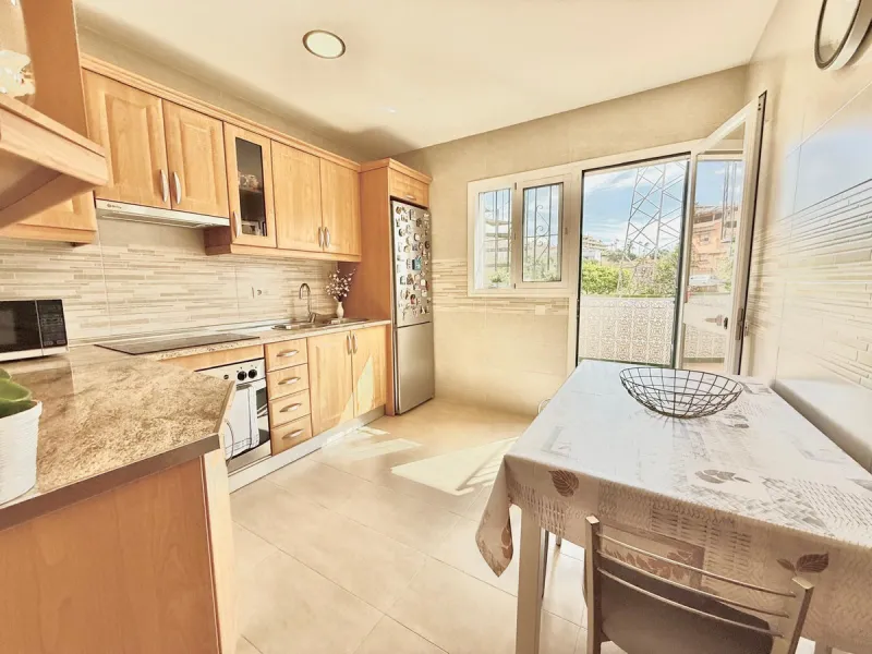 House - Townhouse в продаже в Fuengirola, Málaga. В доме 3 спален и 1 ванных комнат. Площадь дома 103 м²