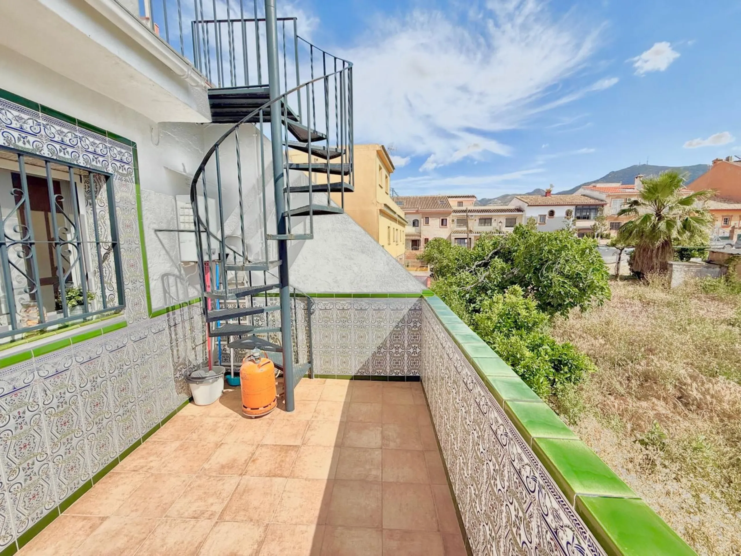 House - Townhouse в продаже в Fuengirola, Málaga. В доме 3 спален и 1 ванных комнат. Площадь дома 103 м²