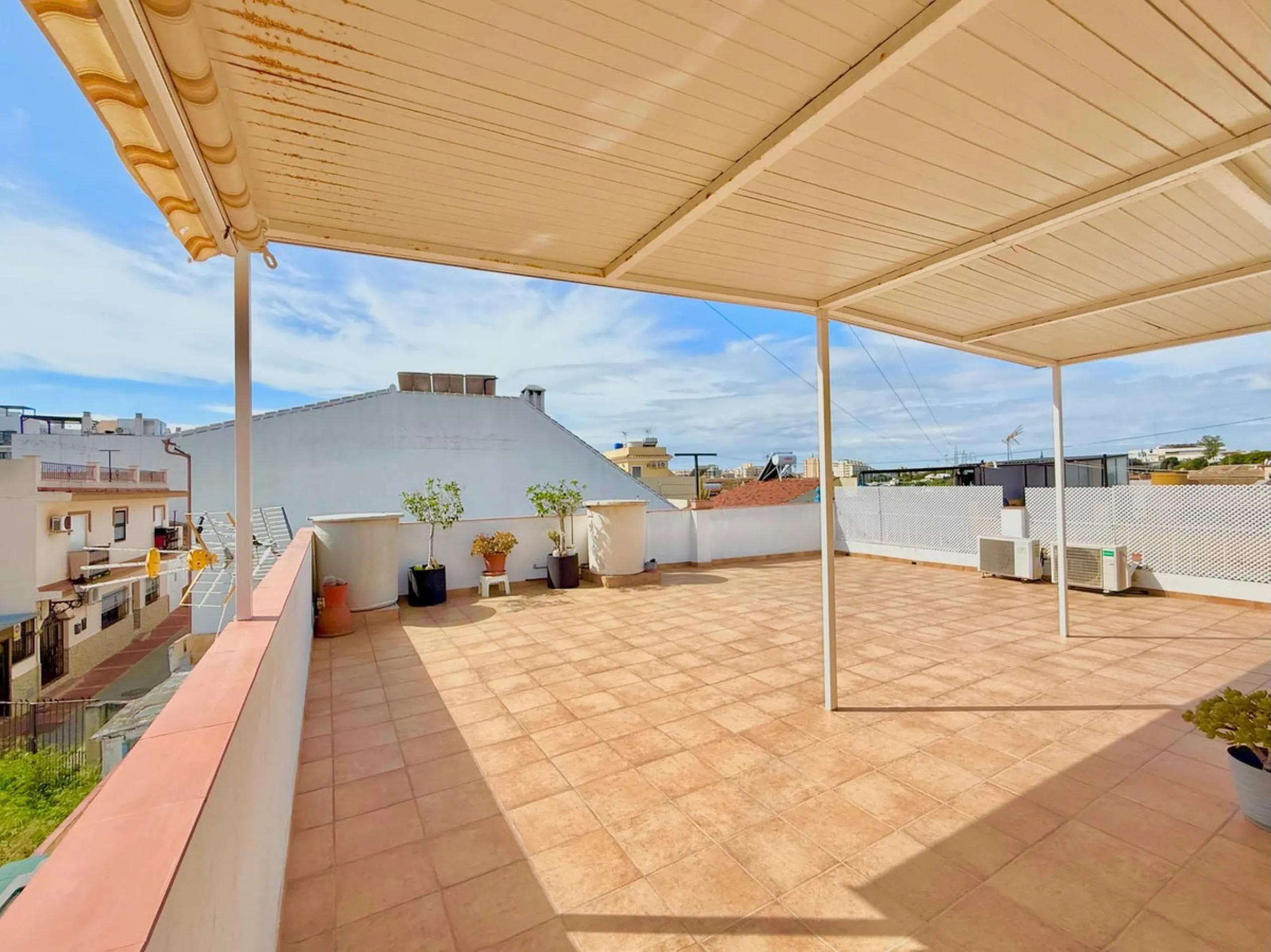 House - Townhouse в продаже в Fuengirola, Málaga. В доме 3 спален и 1 ванных комнат. Площадь дома 103 м²