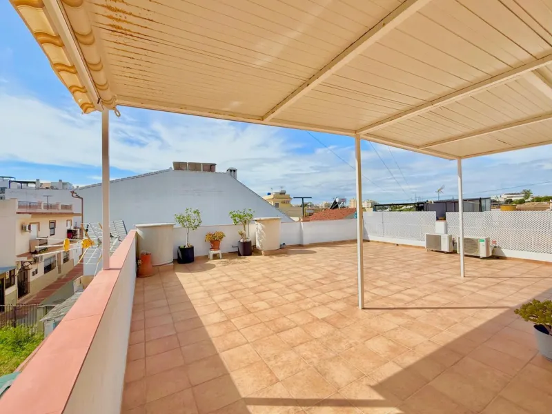 House - Townhouse в продаже в Fuengirola, Málaga. В доме 3 спален и 1 ванных комнат. Площадь дома 103 м²