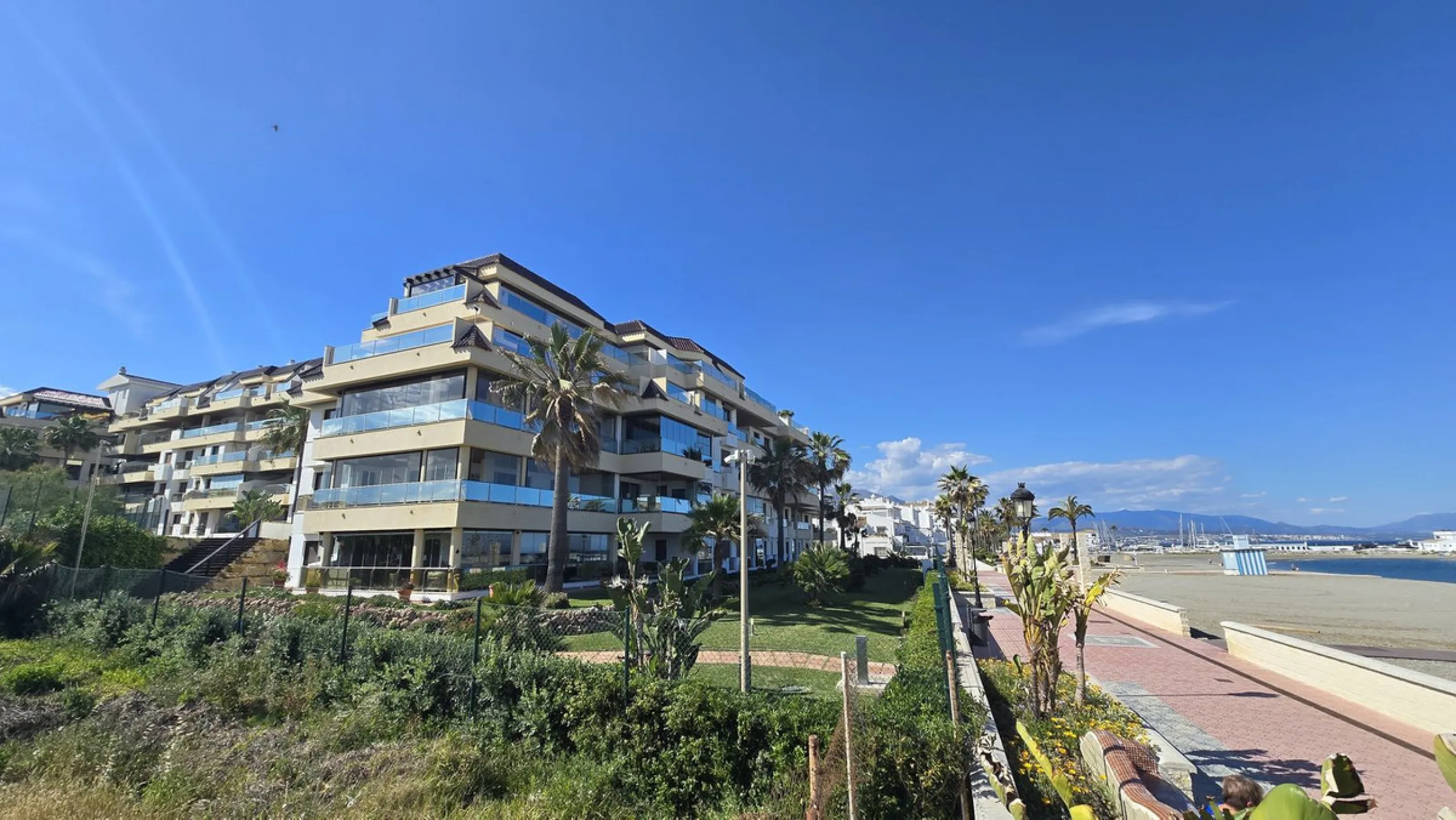 Beachfront Apartment, La Duquesa — Costa del Sol. Superb investment as a holiday rental apartment.
