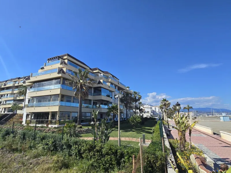 Beachfront Apartment, La Duquesa — Costa del Sol. Superb investment as a holiday rental apartment.