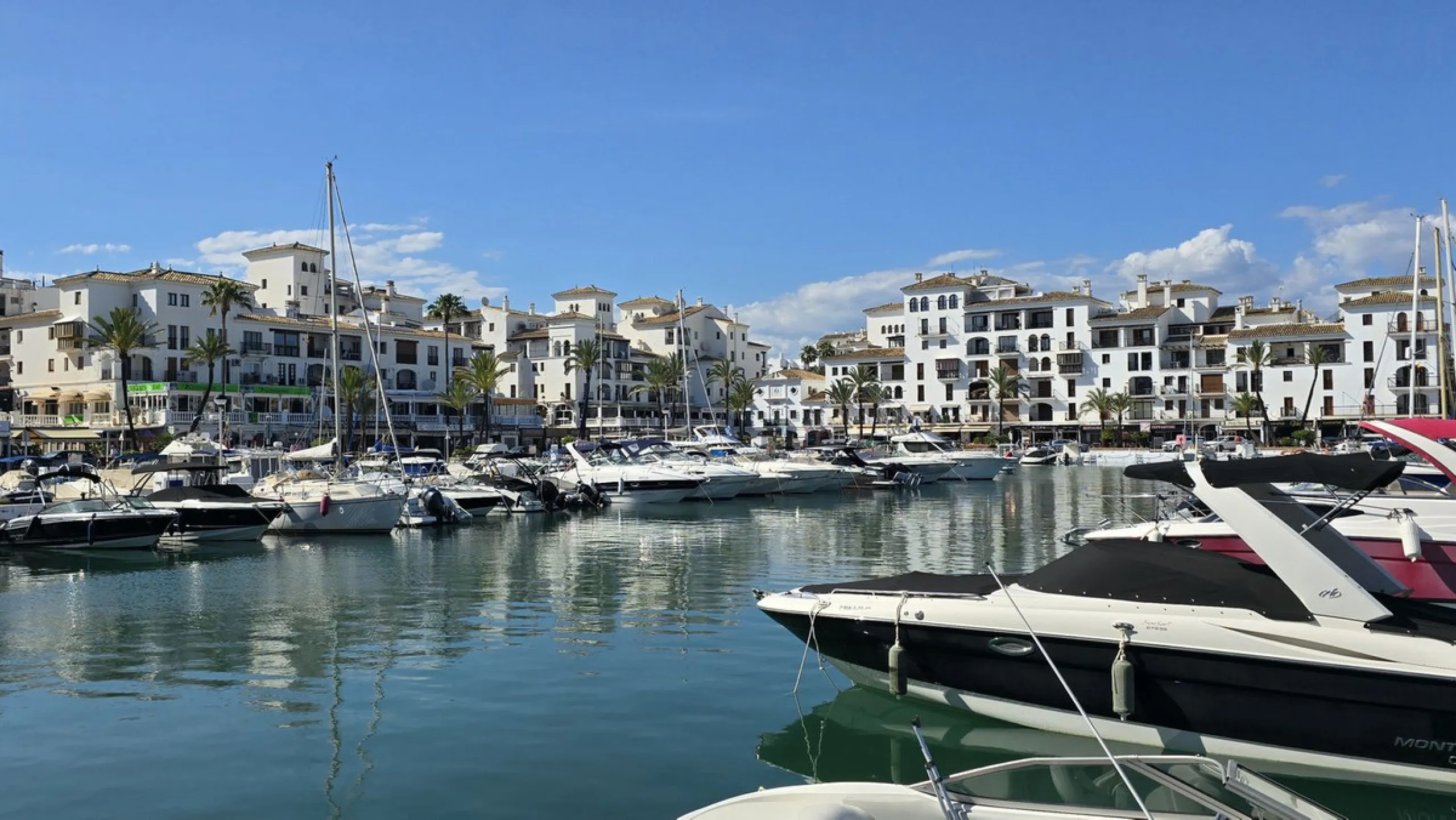 Beachfront Apartment, La Duquesa — Costa del Sol. Superb investment as a holiday rental apartment.
