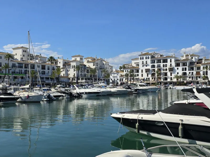 Beachfront Apartment, La Duquesa — Costa del Sol. Superb investment as a holiday rental apartment.