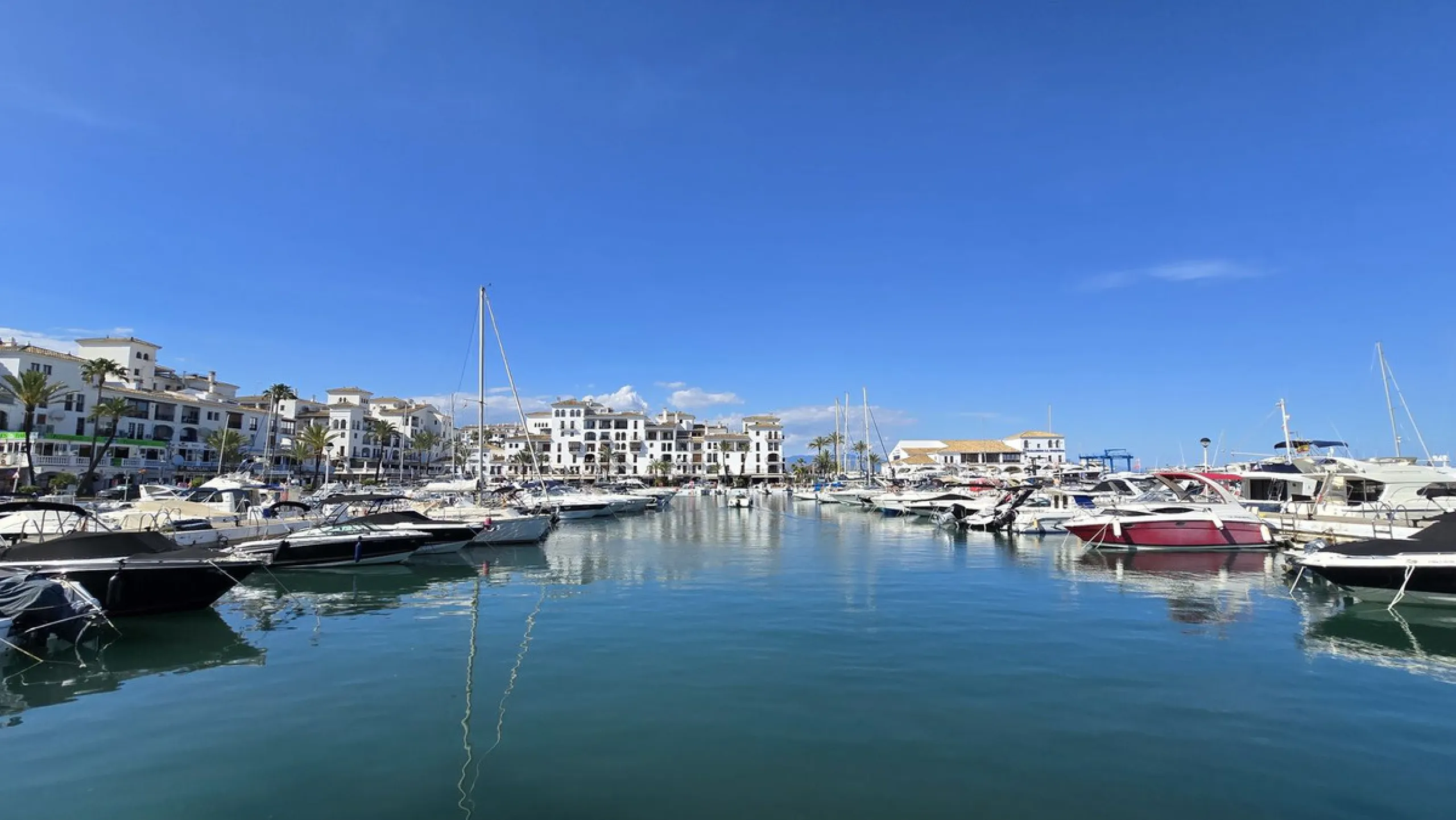 Beachfront Apartment, La Duquesa — Costa del Sol. Superb investment as a holiday rental apartment.