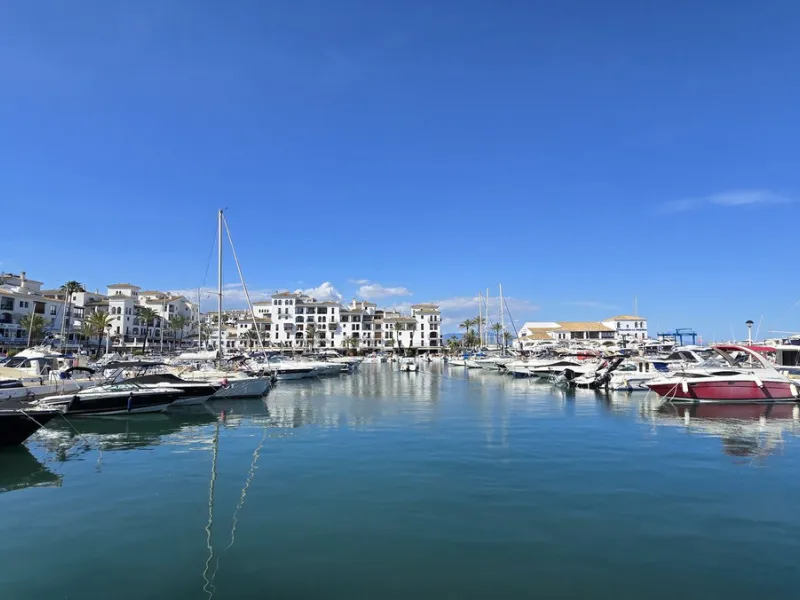Beachfront Apartment, La Duquesa — Costa del Sol. Superb investment as a holiday rental apartment.